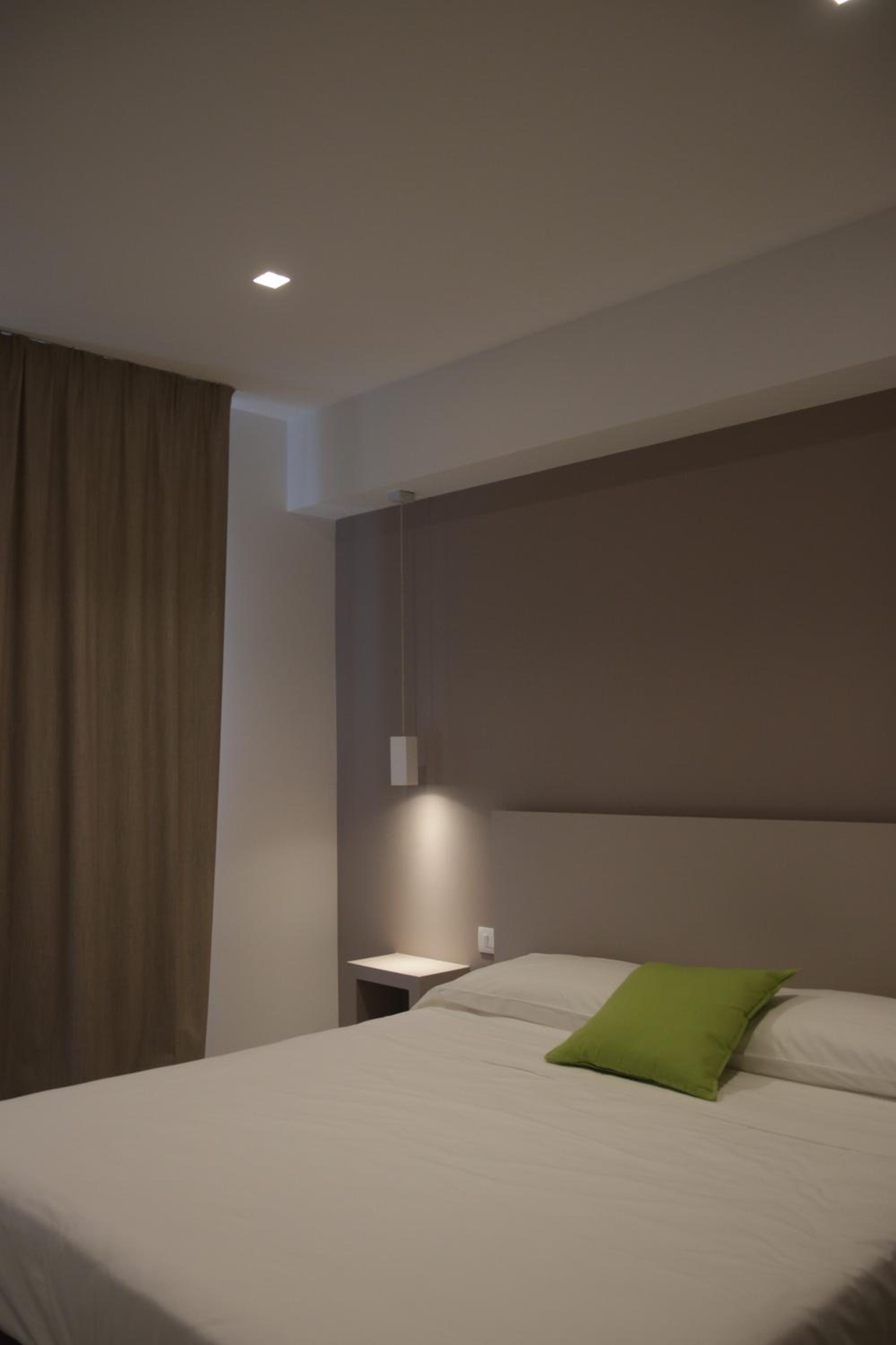 Double Room with Balcony - Photo 6