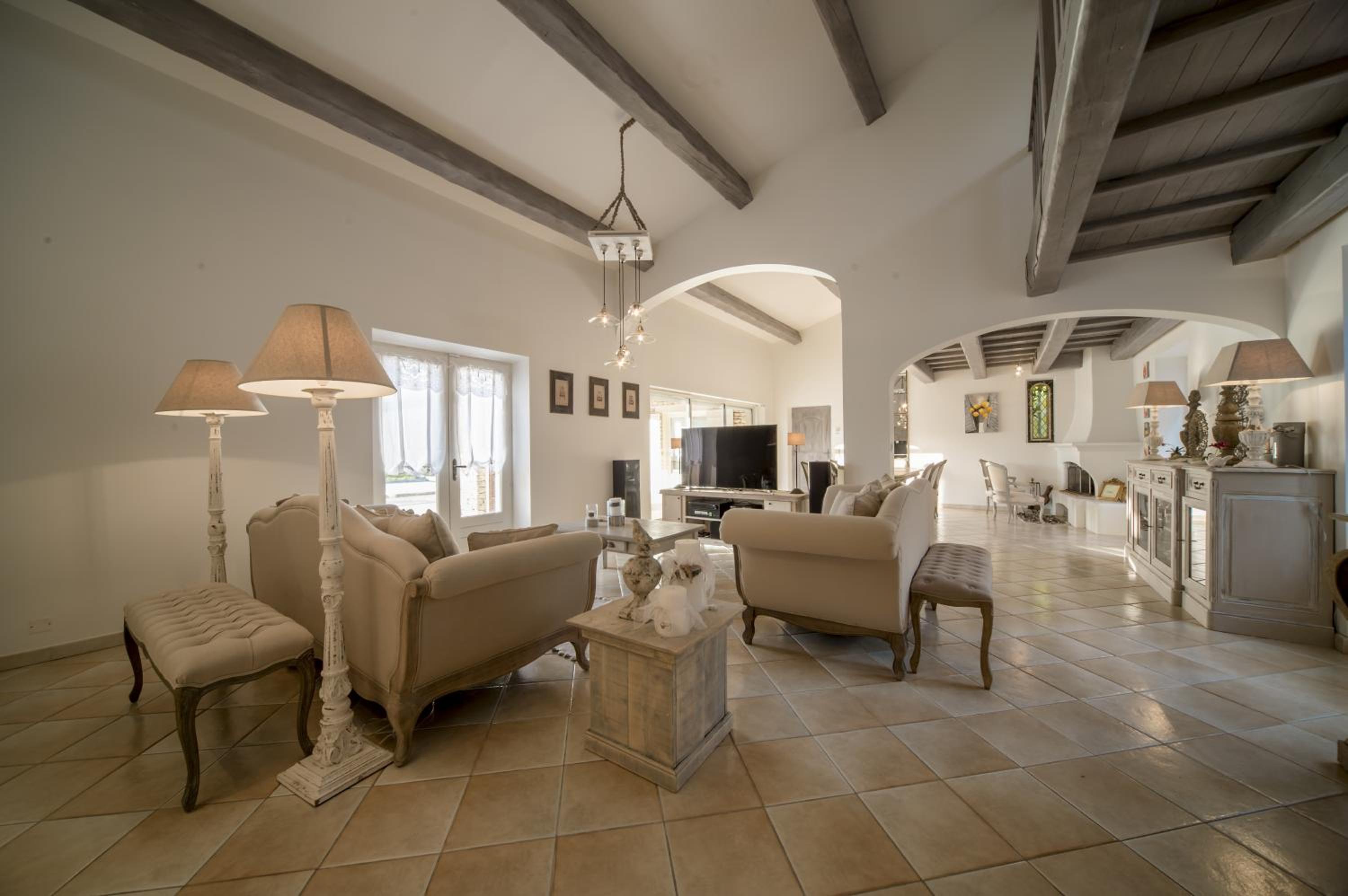 Five-Bedroom House photo 1