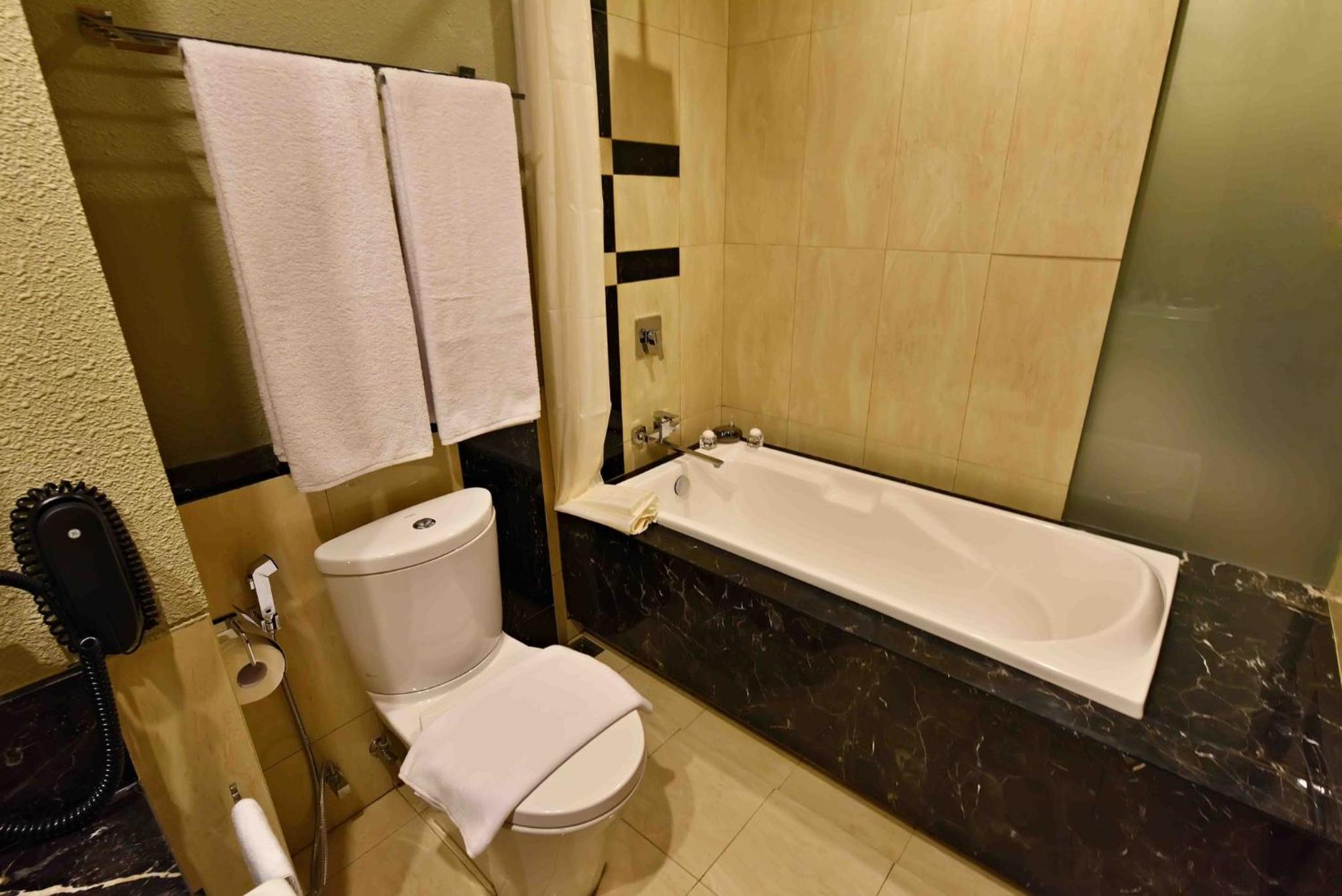 Standard King Room with Pool View photo 3