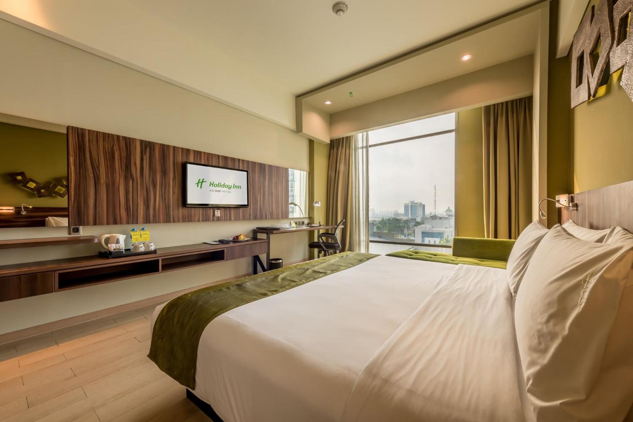 Standard King Room with Pool View photo 2