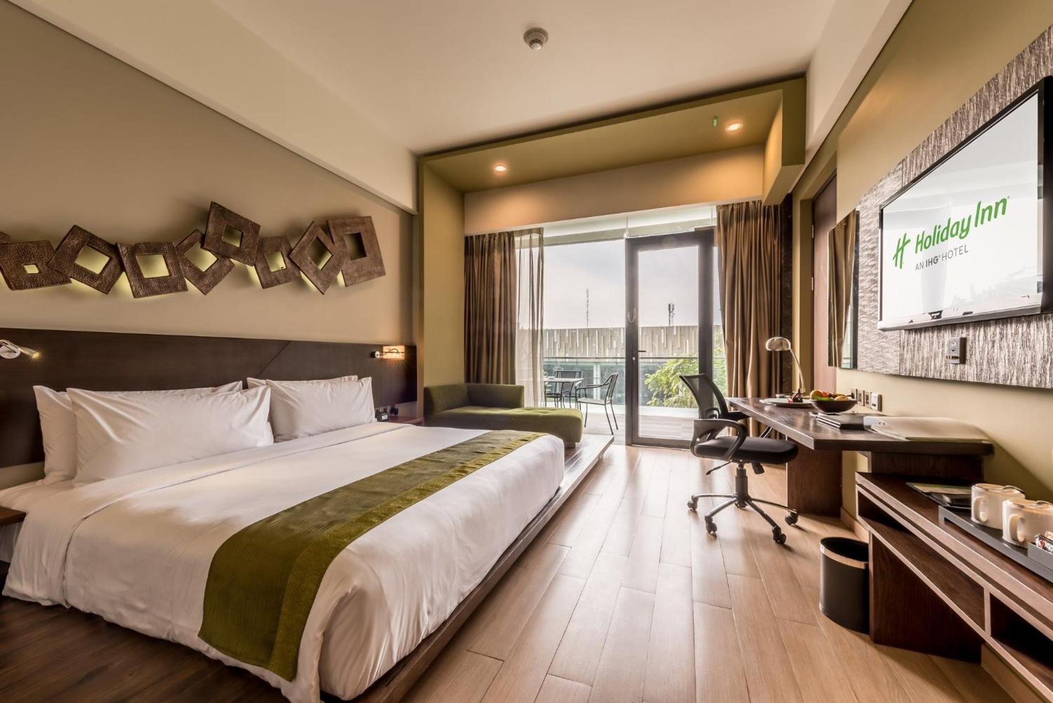 Standard King Room with Pool View photo 2