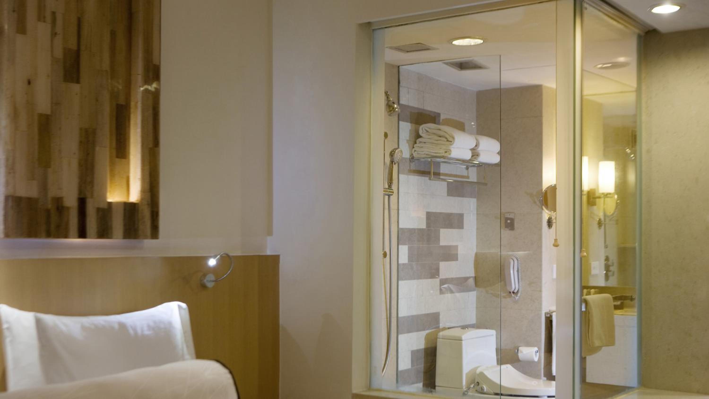 Premium King Room with Ocean View - Photo 4