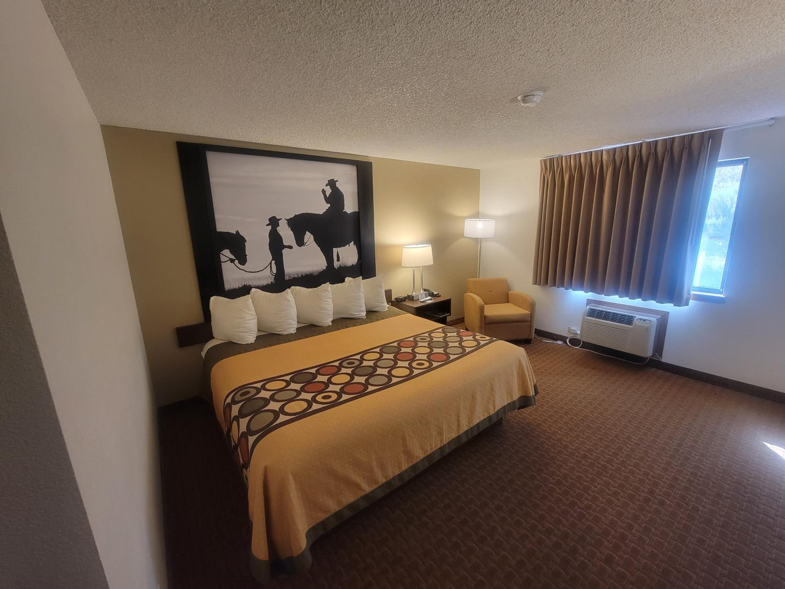 King Suite - Non-Smoking - Photo 4