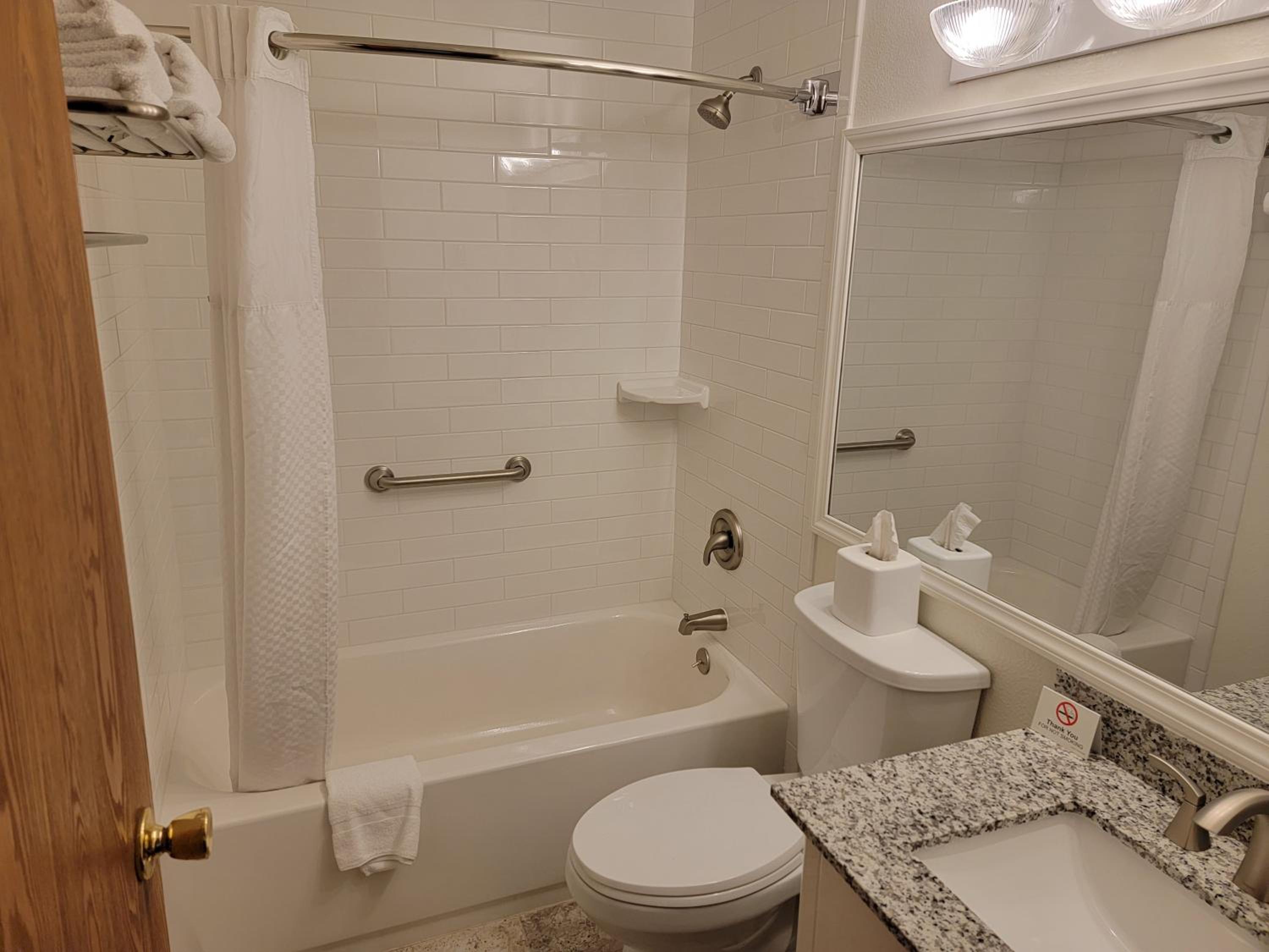 King Suite - Non-Smoking - Photo 2