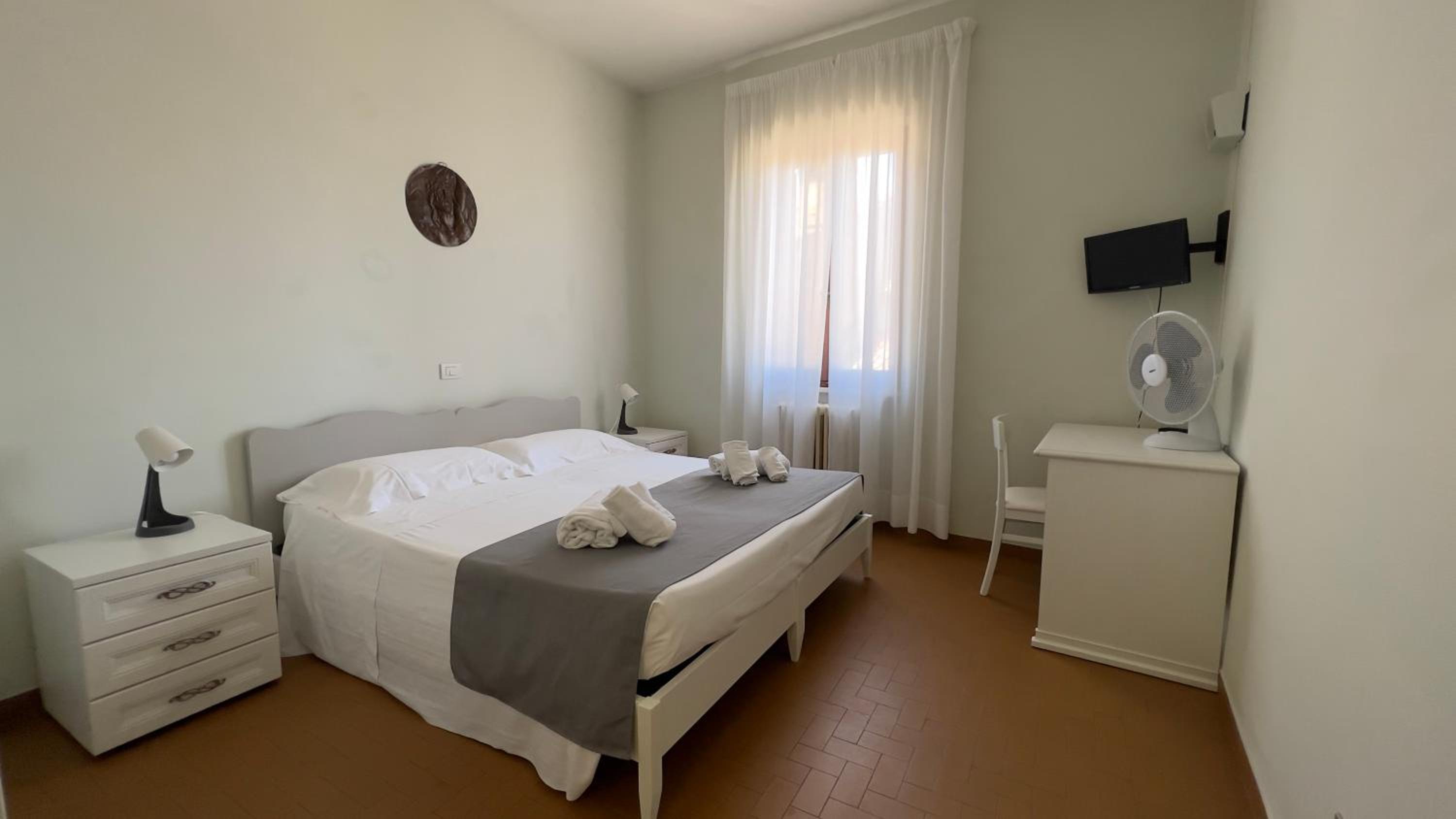 Standard Double Room - Photo 8