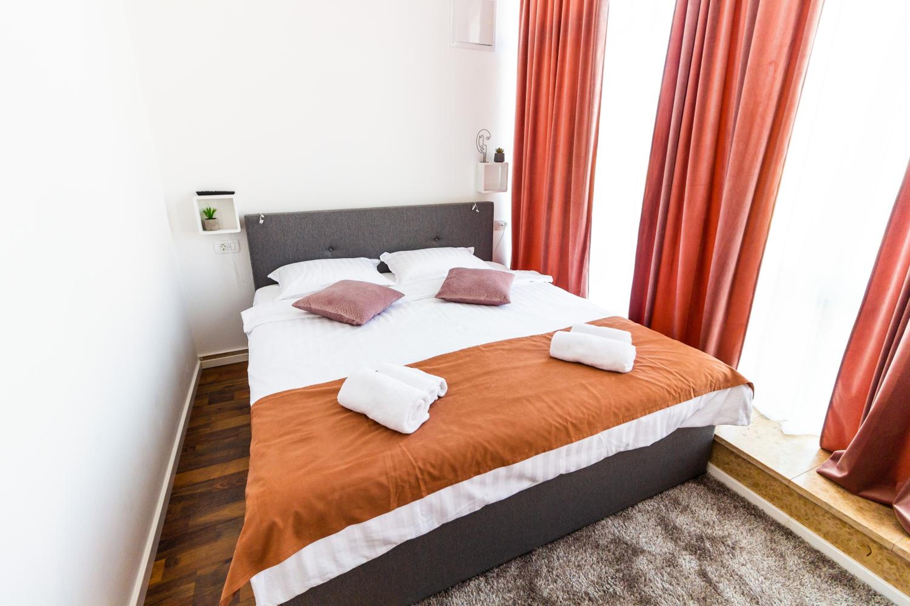 Standard King Room - Photo 11