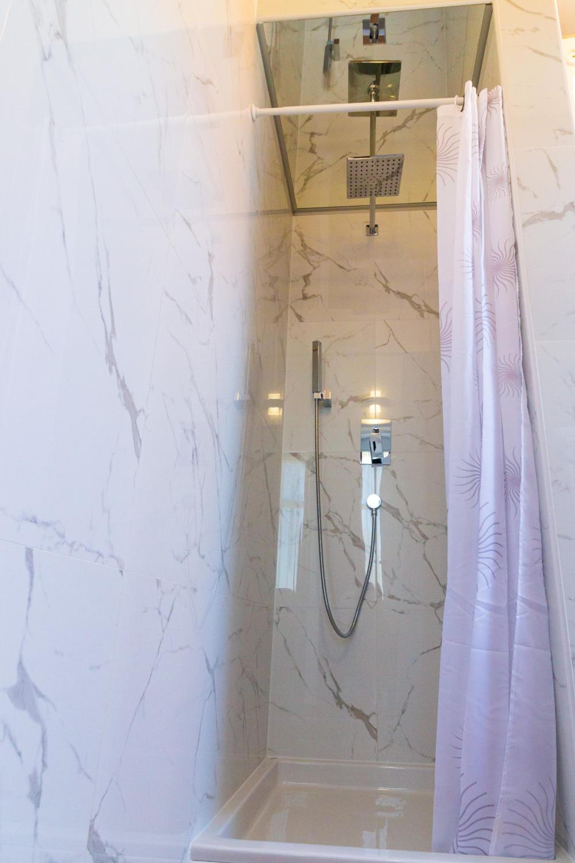 Deluxe Double Room with Extra Bed - Photo 14