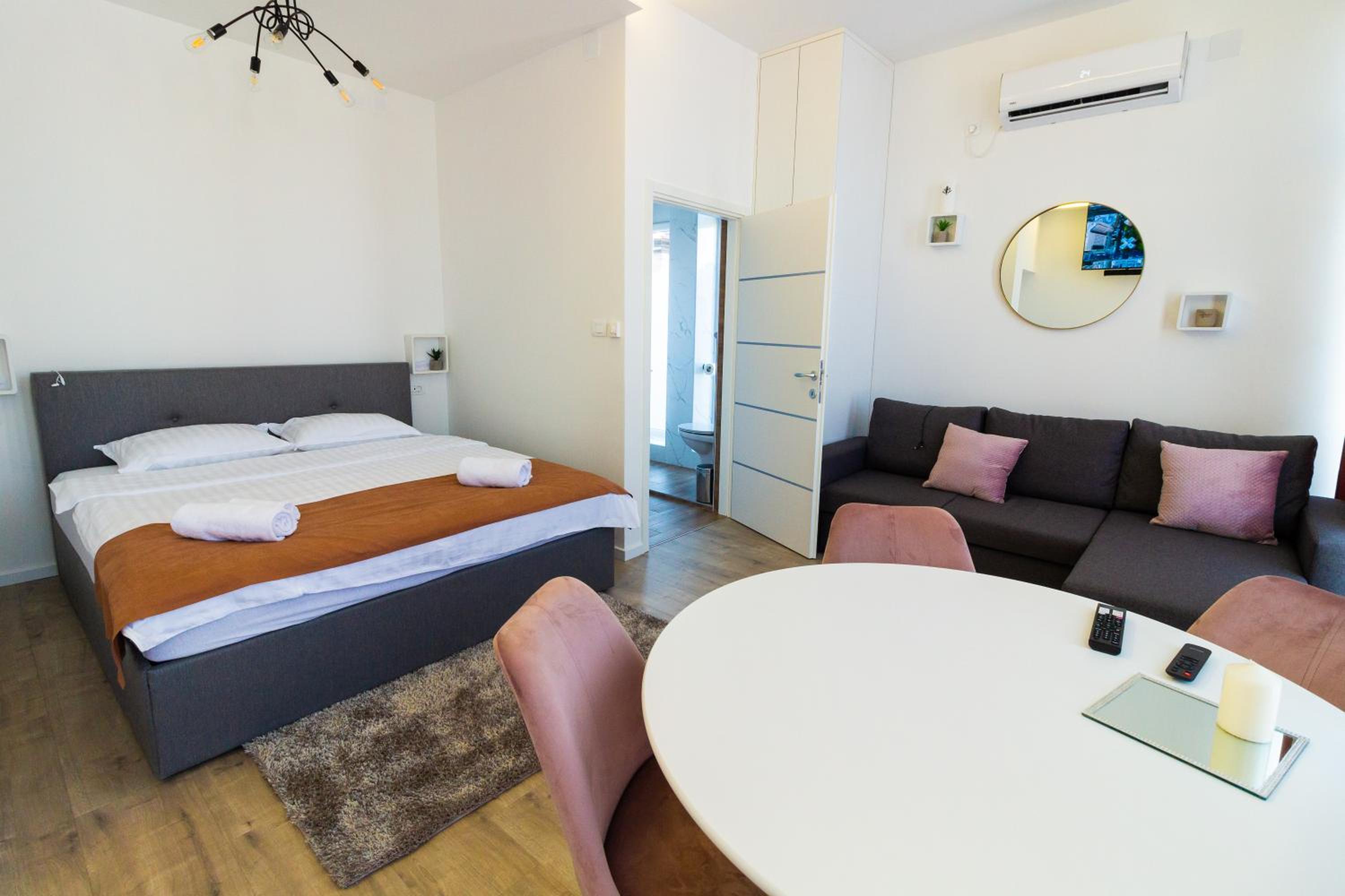 Deluxe Double Room with Extra Bed - Photo 21