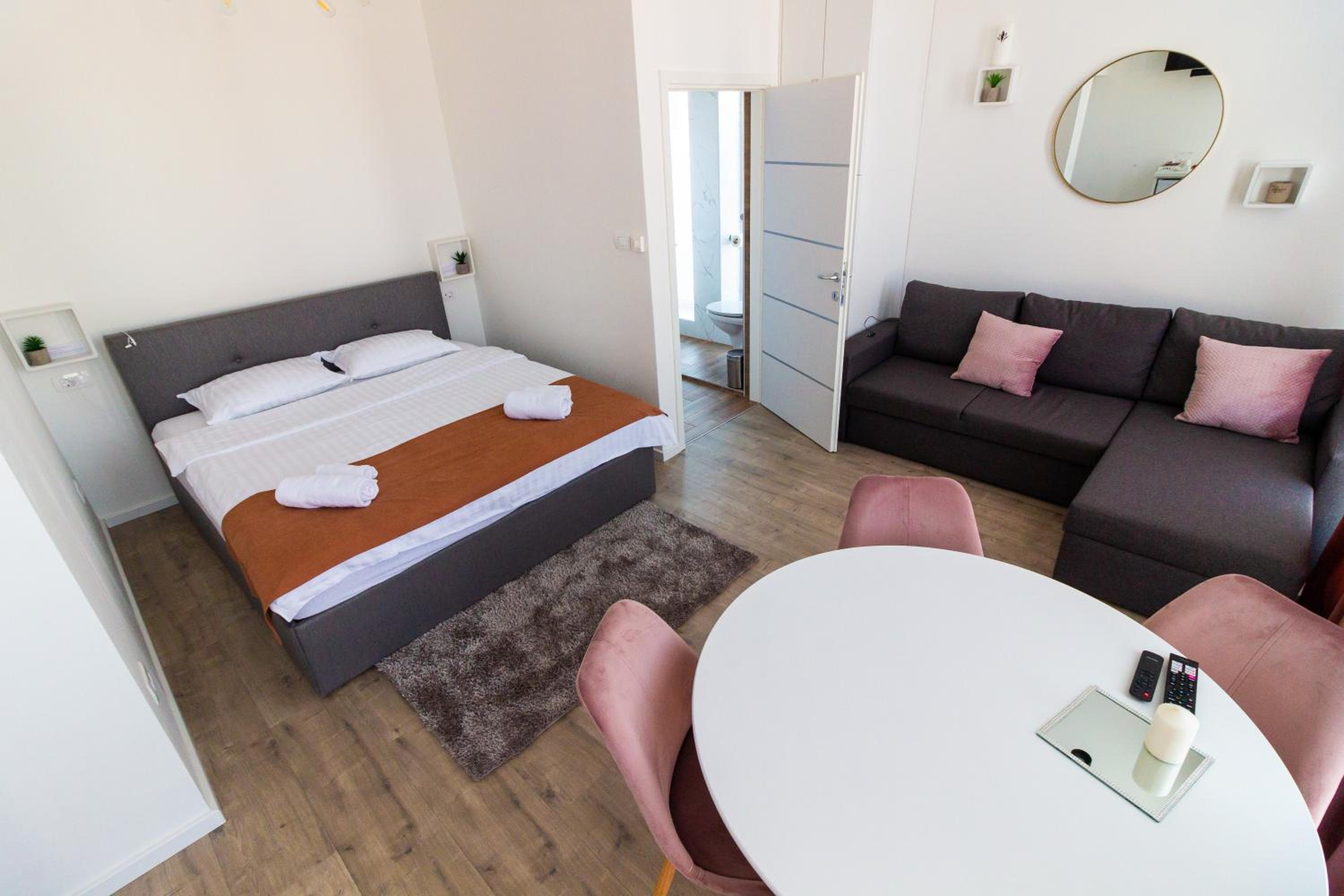 Deluxe Double Room with Extra Bed - Photo 16