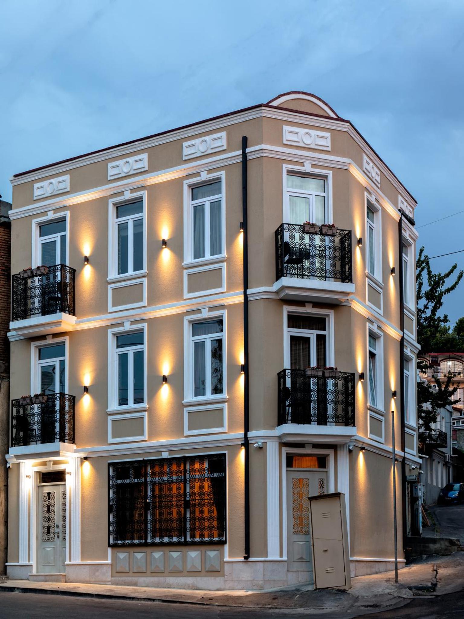 Studio Apartment