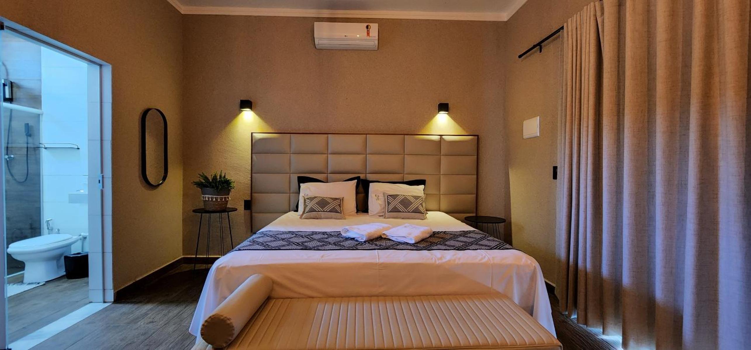 Deluxe Suite with Spa Bath - Photo 7