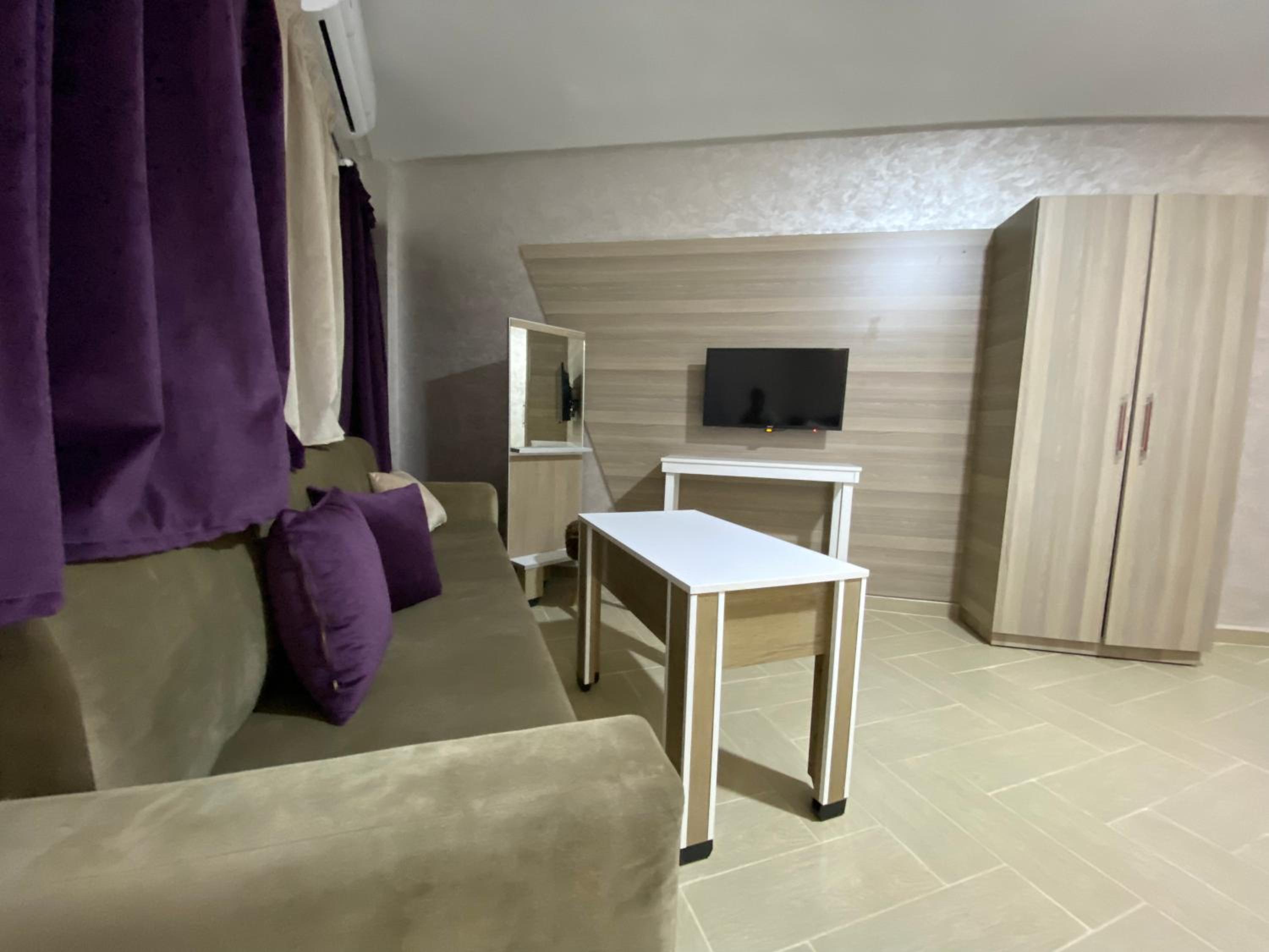 Deluxe Room (2 Adults + 1 Child) - Photo 3