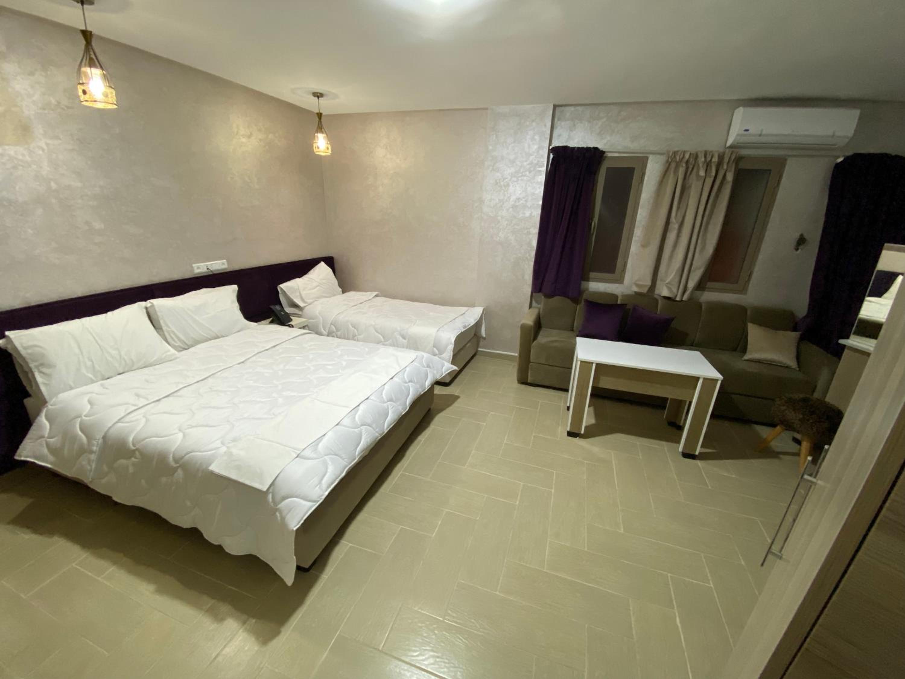 Deluxe Room (2 Adults + 1 Child) - Photo 4