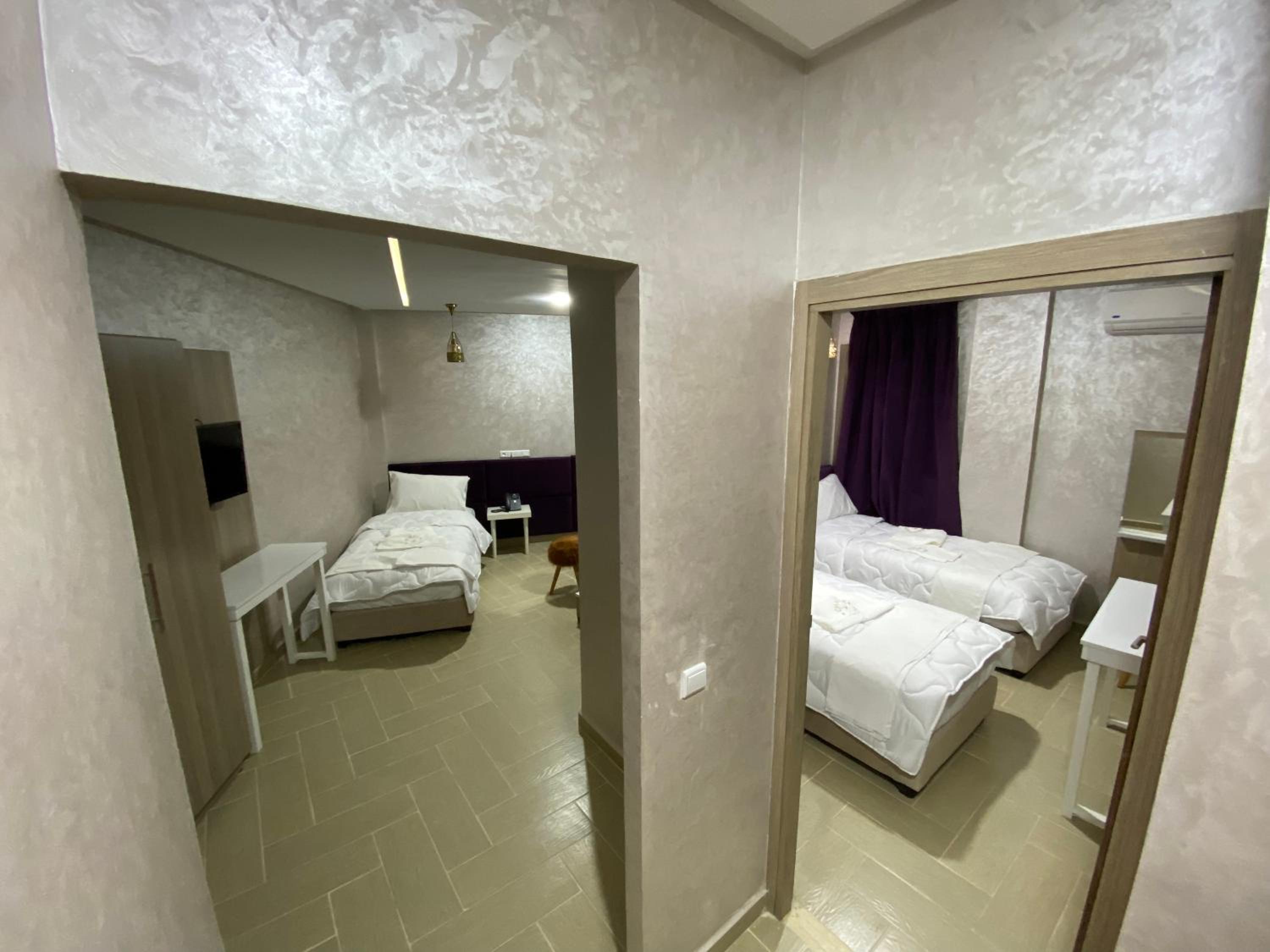 Quadruple Room with Bathroom - Photo 5