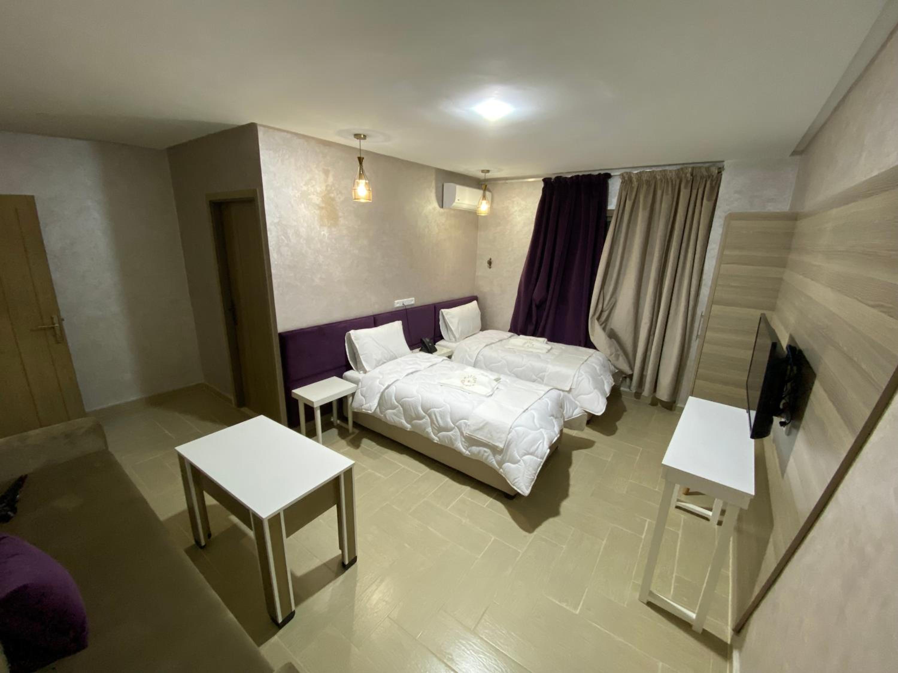 Twin Room - Photo 9