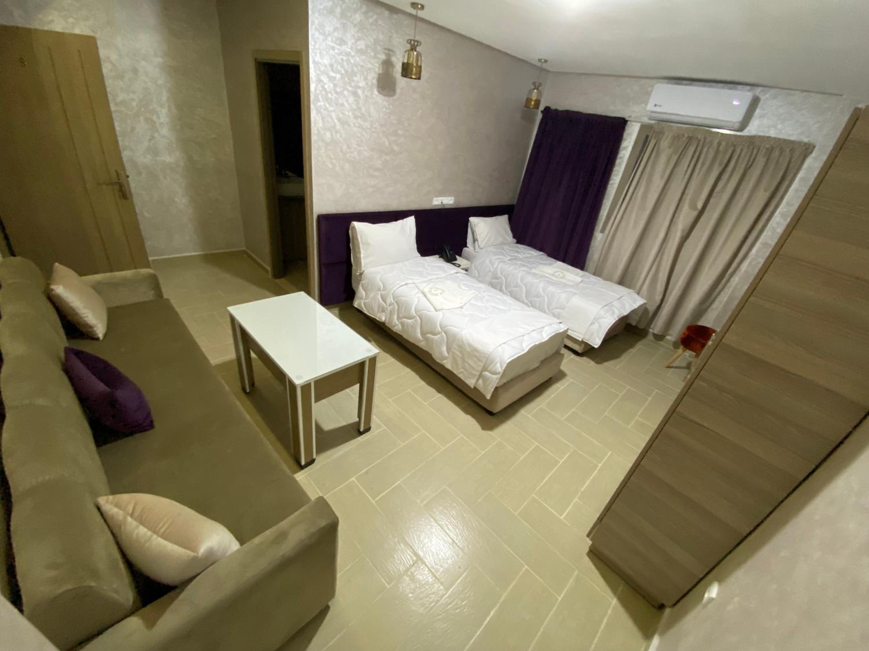 Twin Room - Photo 8