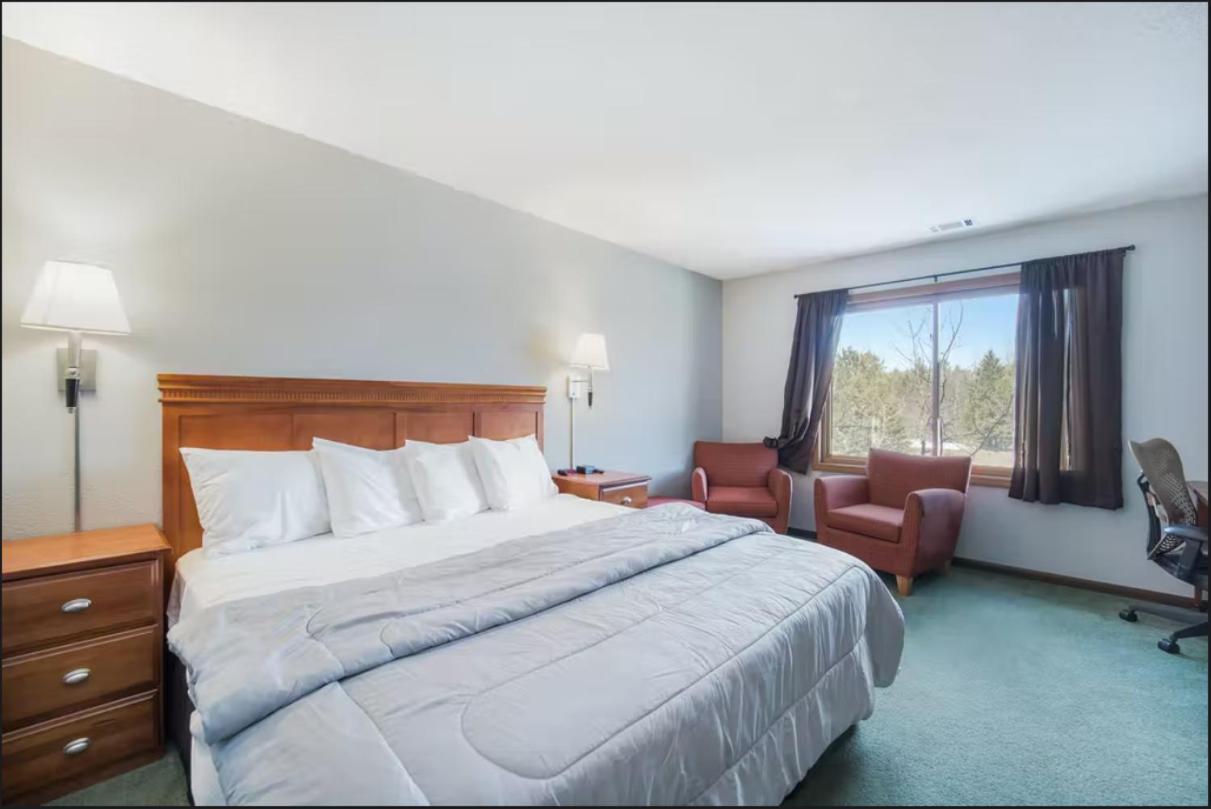 Deluxe King Room - Photo 12