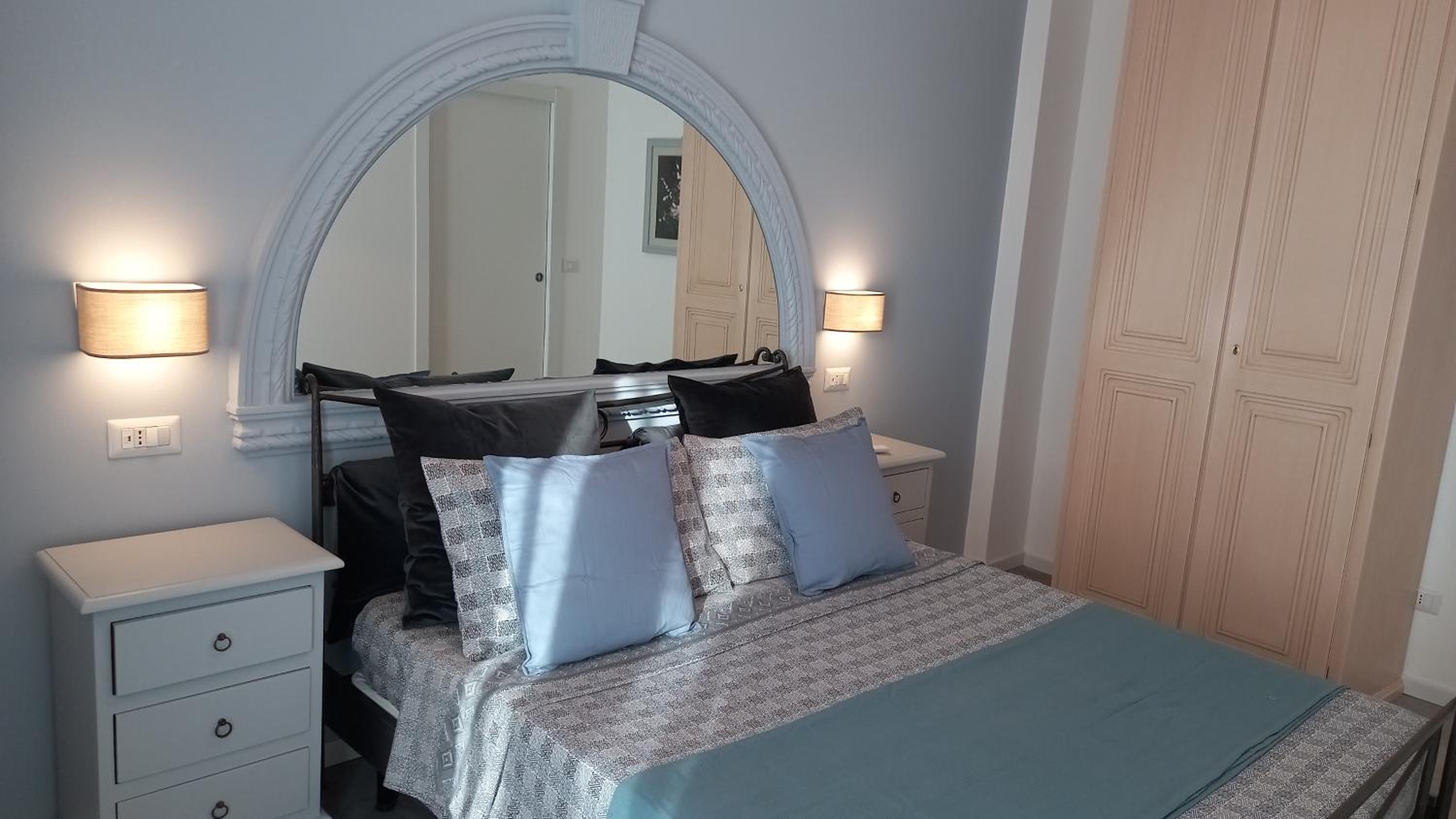 Deluxe Double Room with Side Sea View