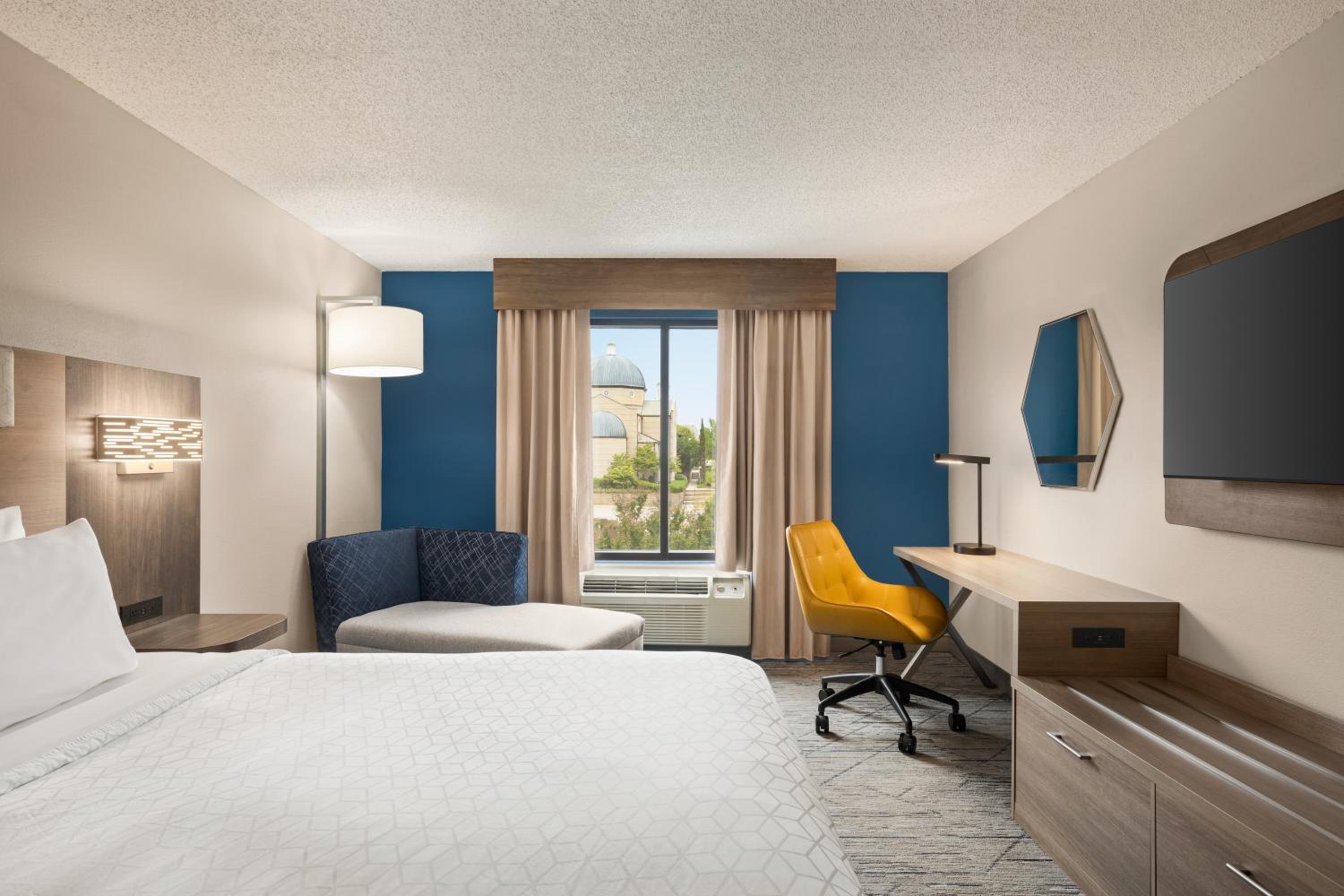 Standard King Room - Photo 6