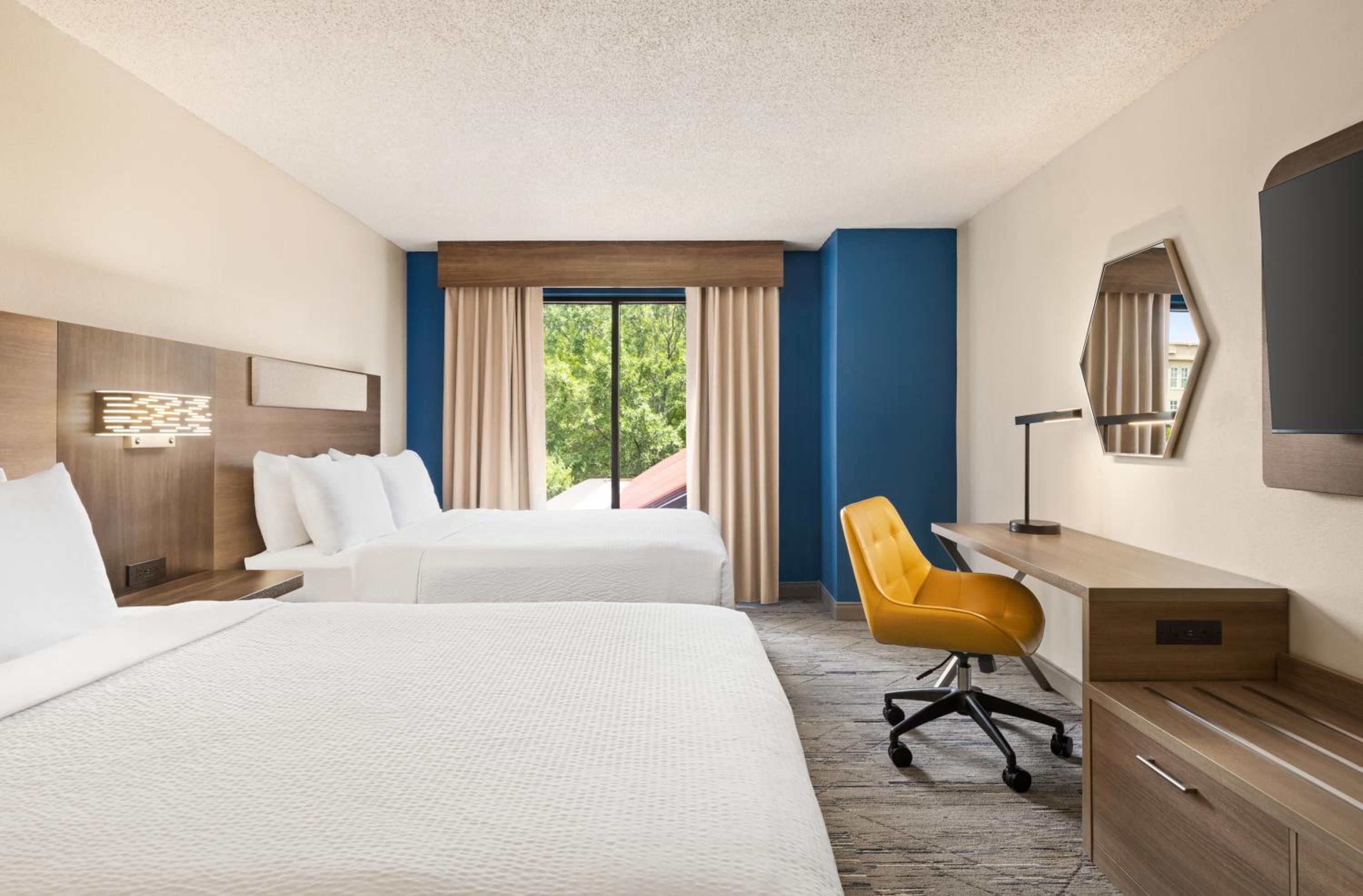 Standard Room with Two Queen Beds - Photo 2