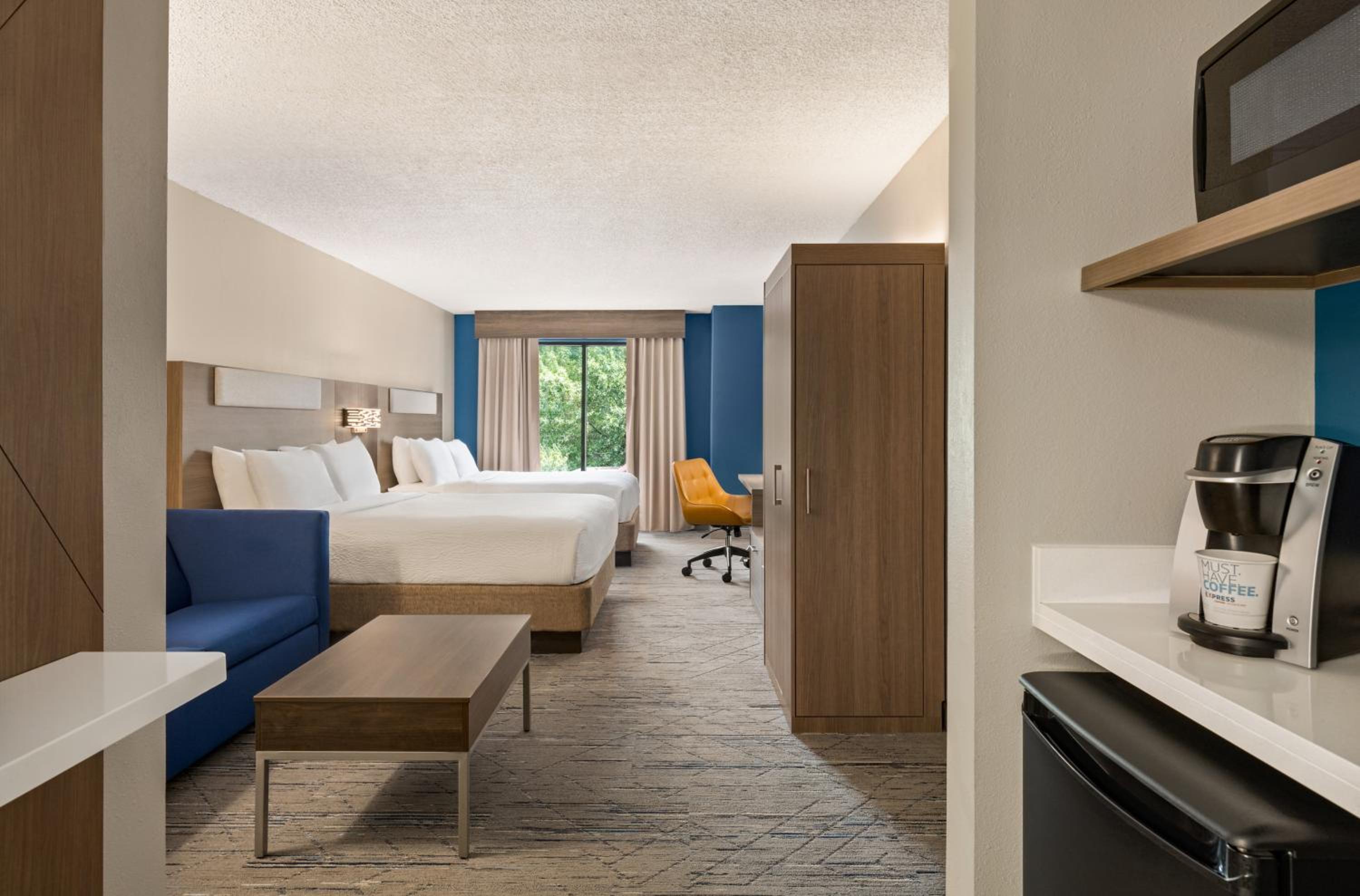 Queen Room with Two Queen Beds - Disability Access with Bath Tub - Photo 7