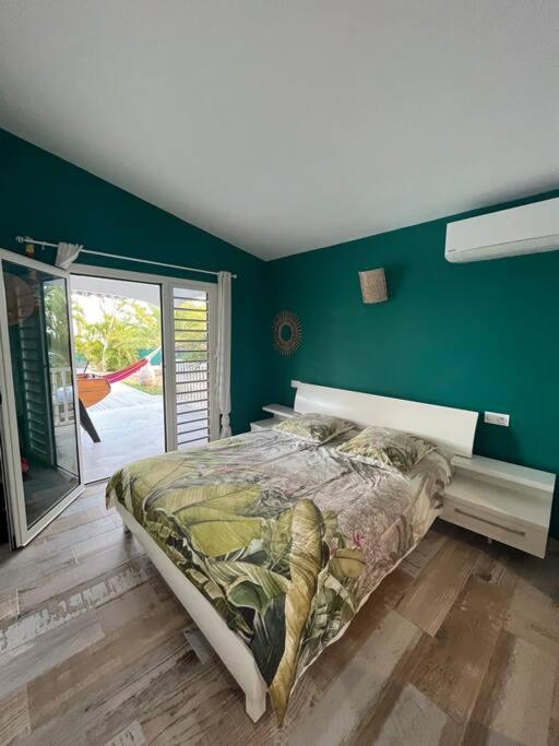 Three-Bedroom House photo 3