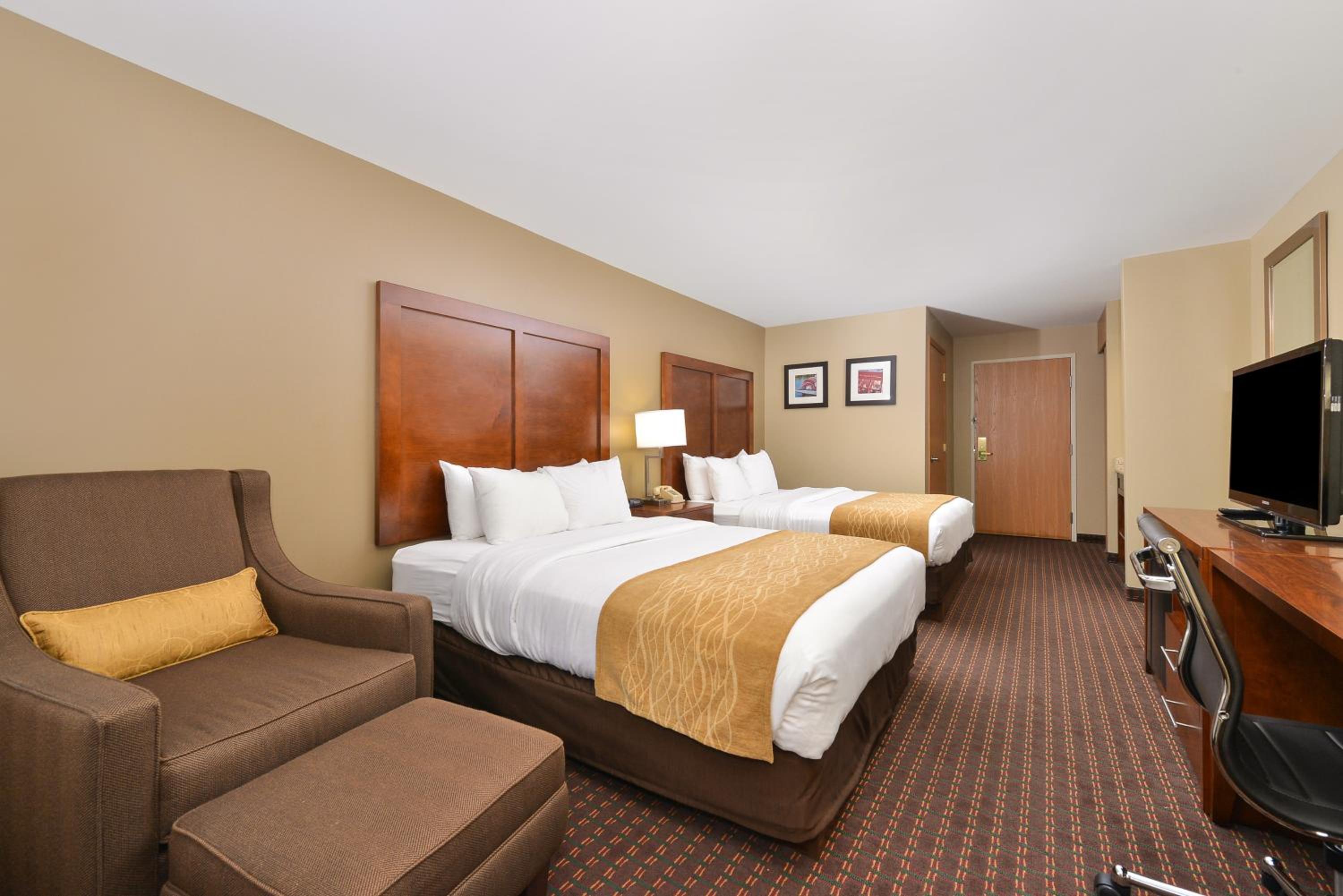 Queen Room with Two Queen Beds Interior Hall - Non-Smoking - Photo 3