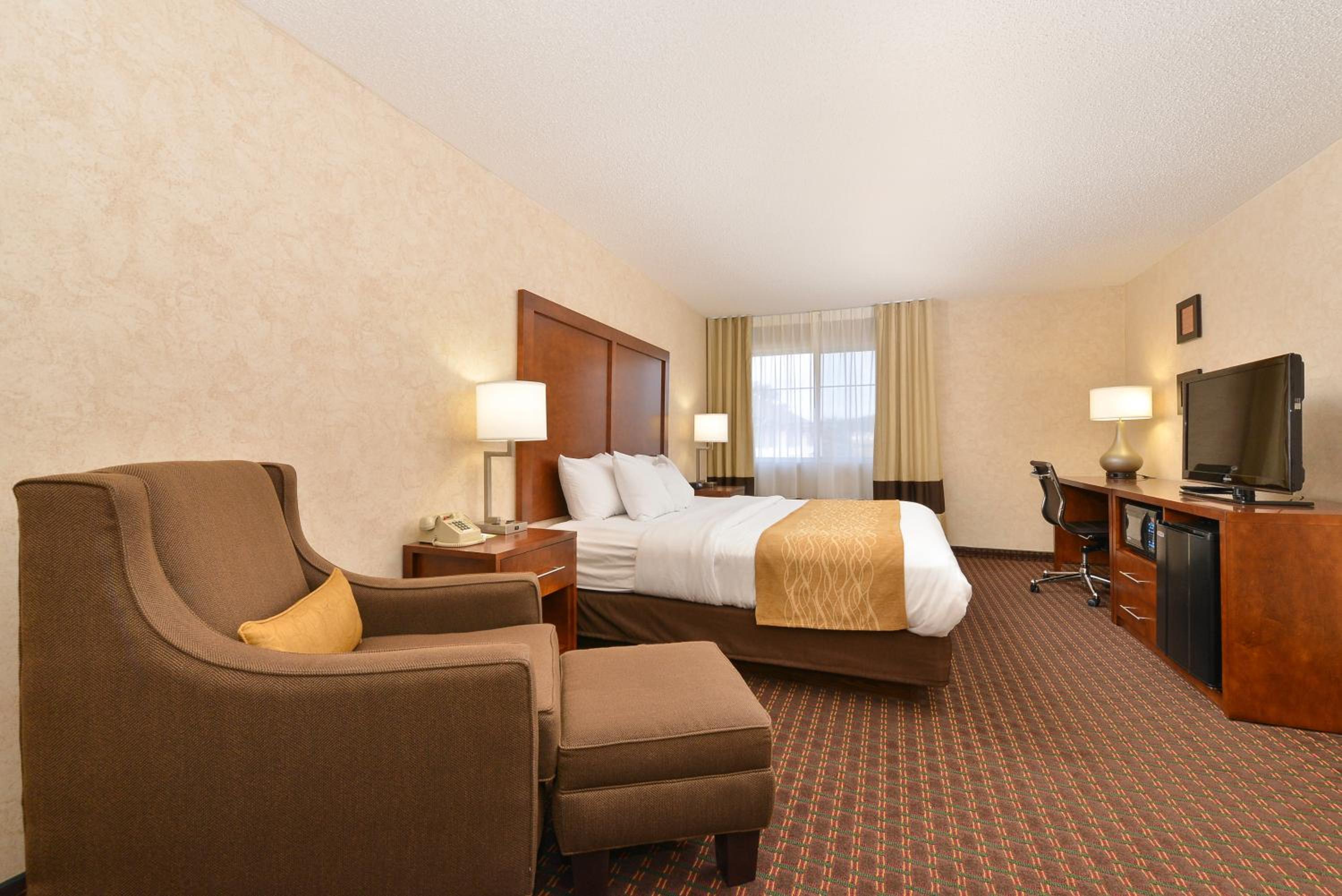 King Suite with River View - Non-Smoking - Photo 3
