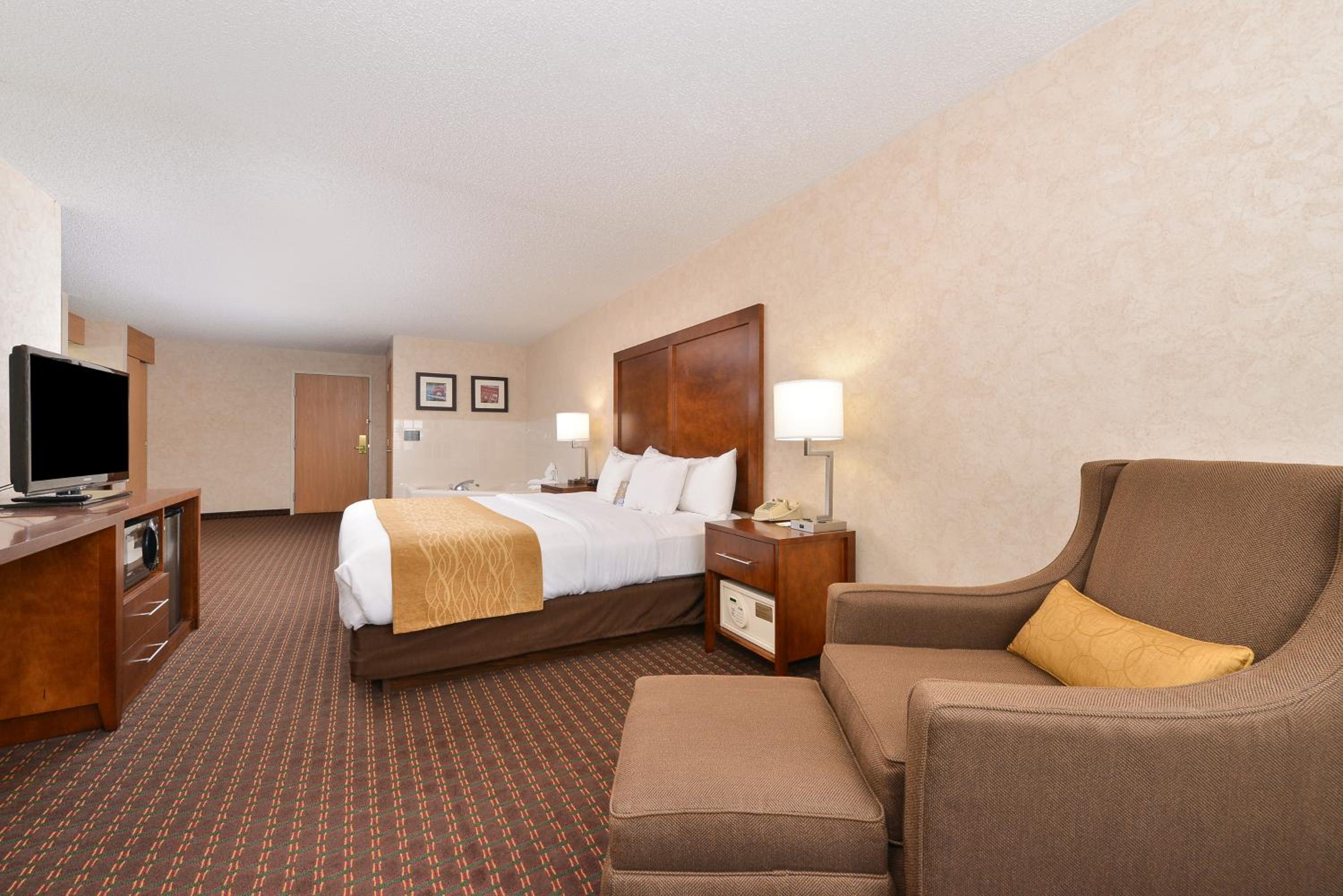 King Suite with River View - Non-Smoking - Photo 2