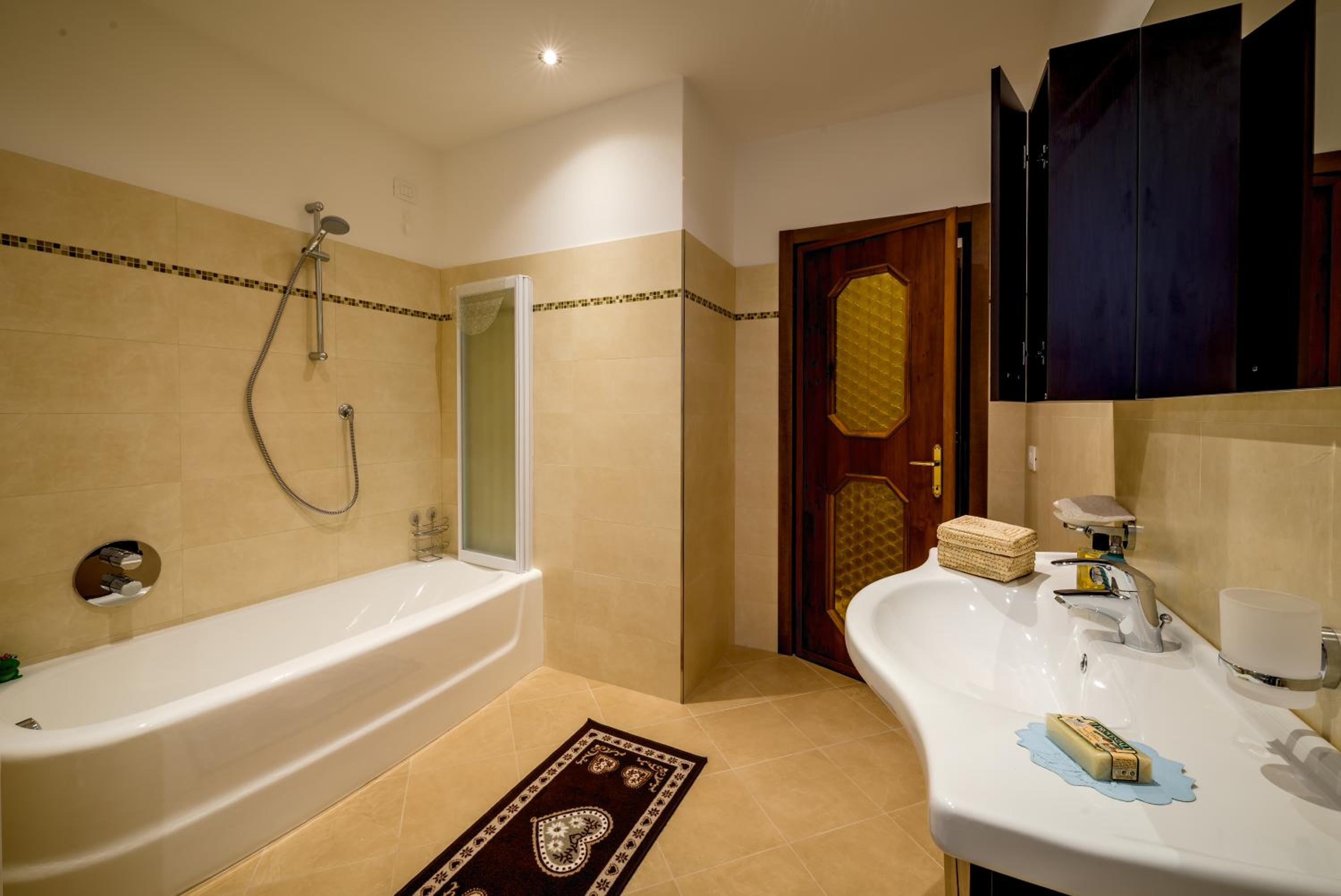 Economy Triple Room photo 2