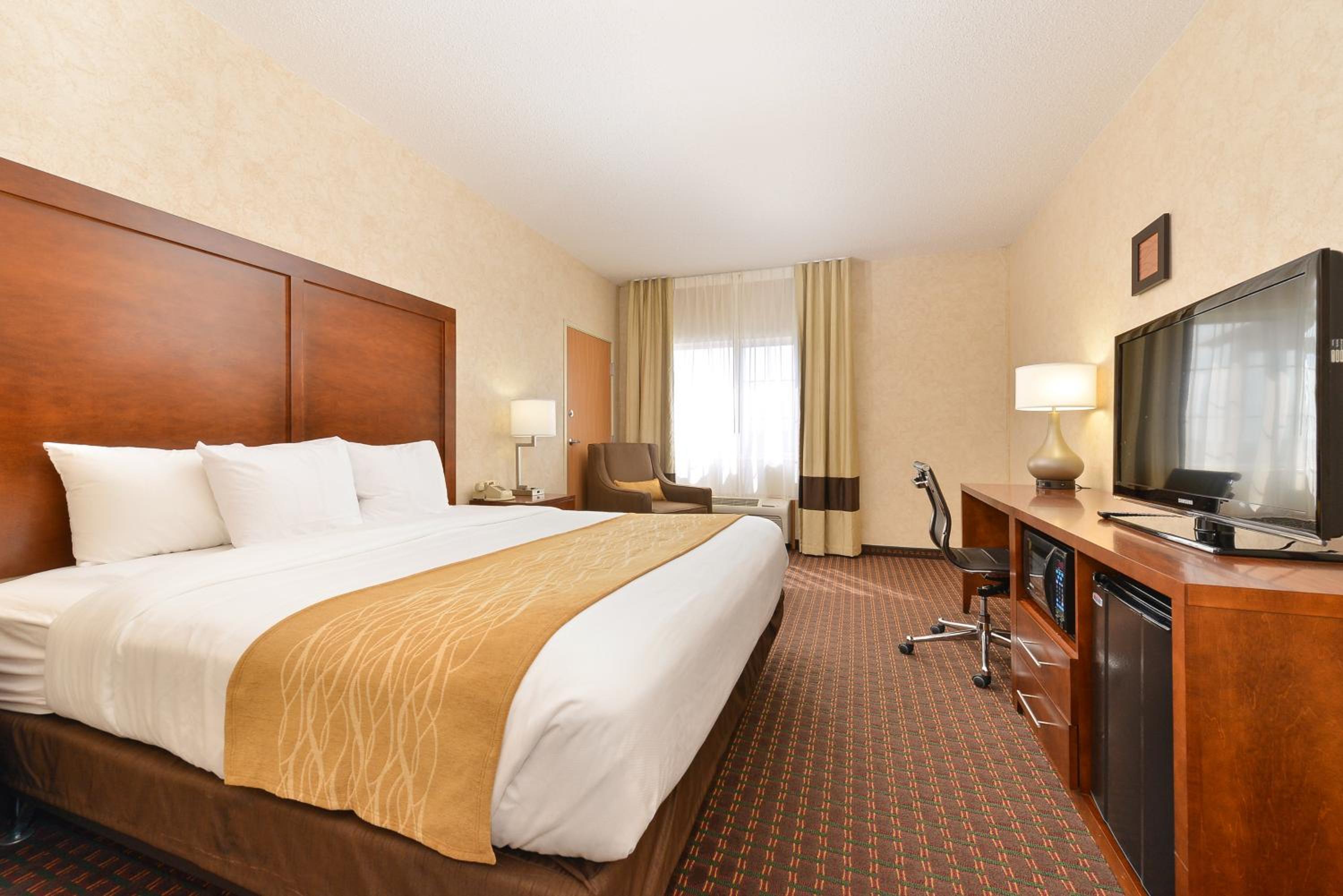 King Suite with River View - Non-Smoking - Photo 1