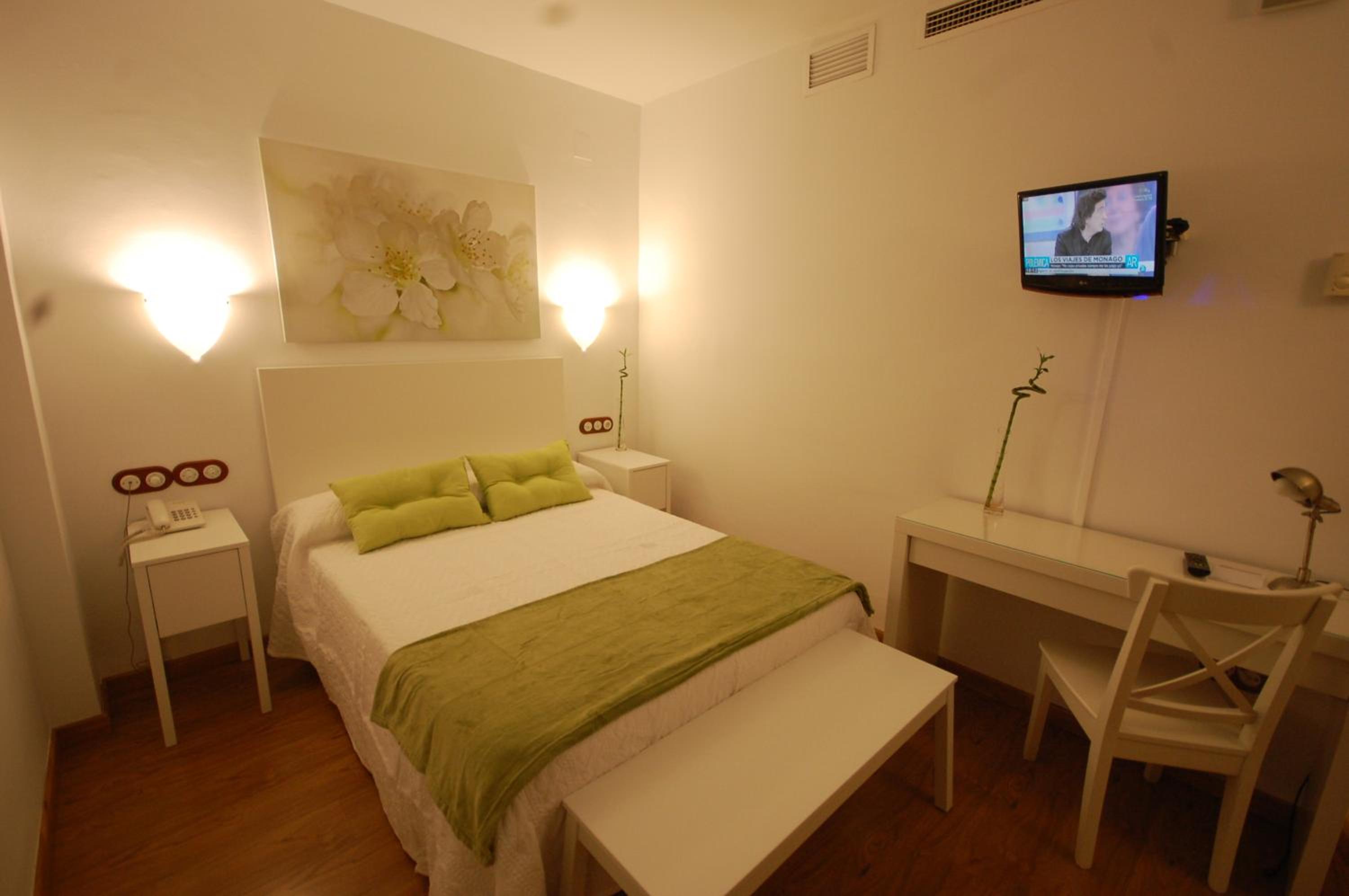 Double or Twin Room - Photo 3