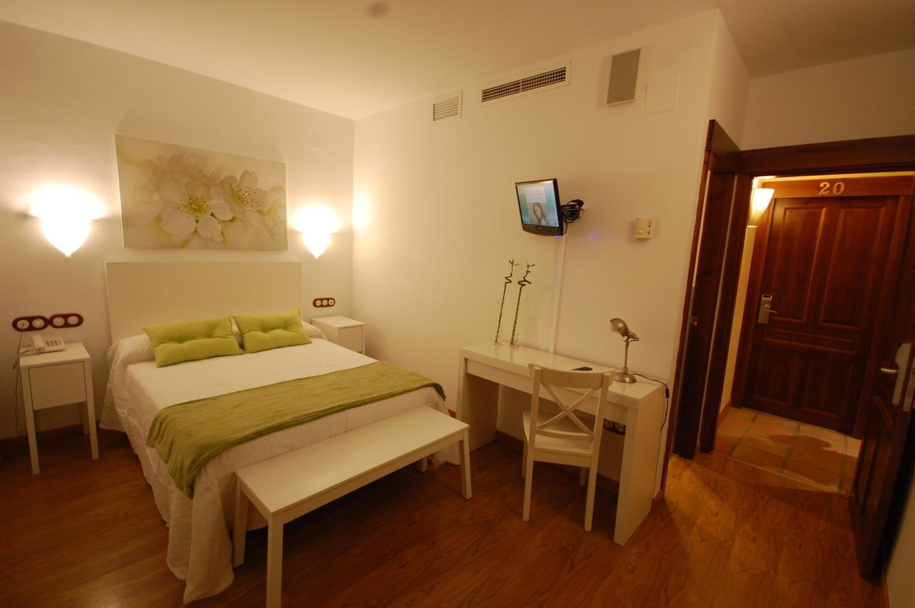 Double or Twin Room - Photo 6