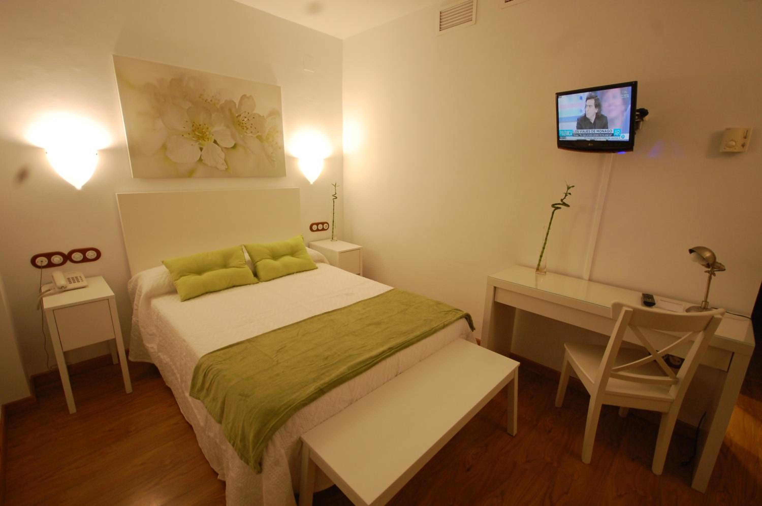 Double or Twin Room - Photo 9
