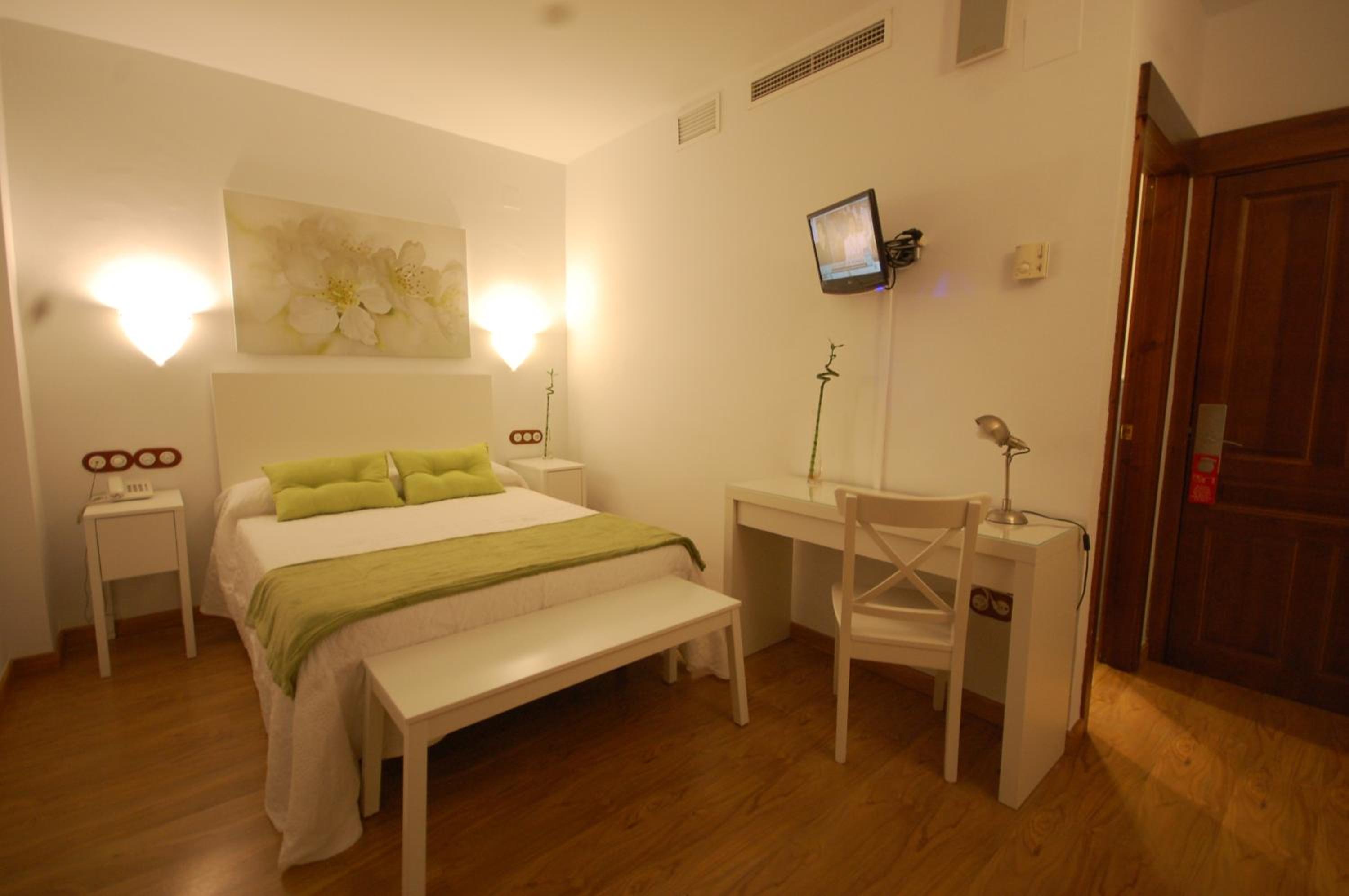 Double or Twin Room - Photo 8