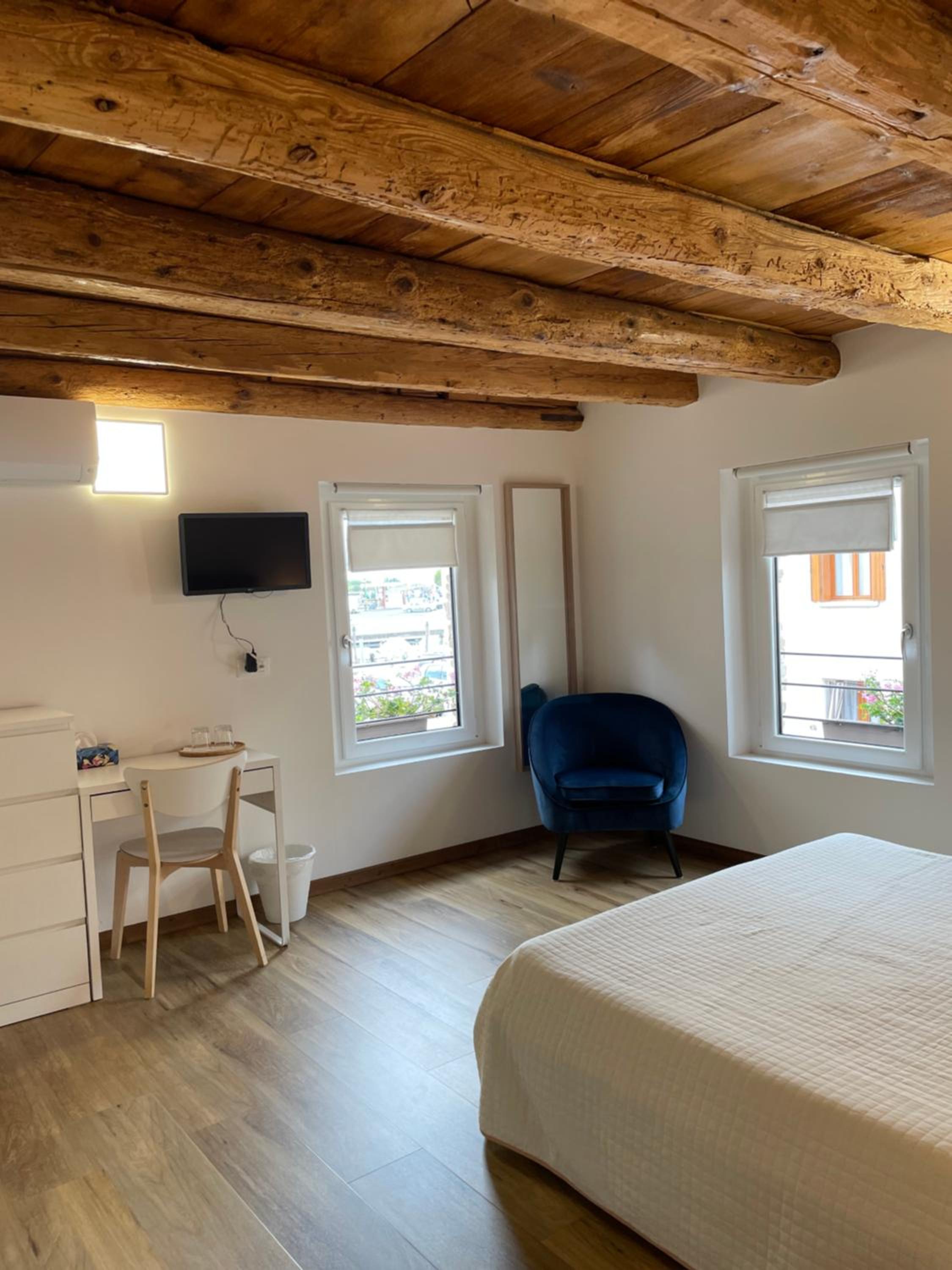 Superior King Room - Photo 5