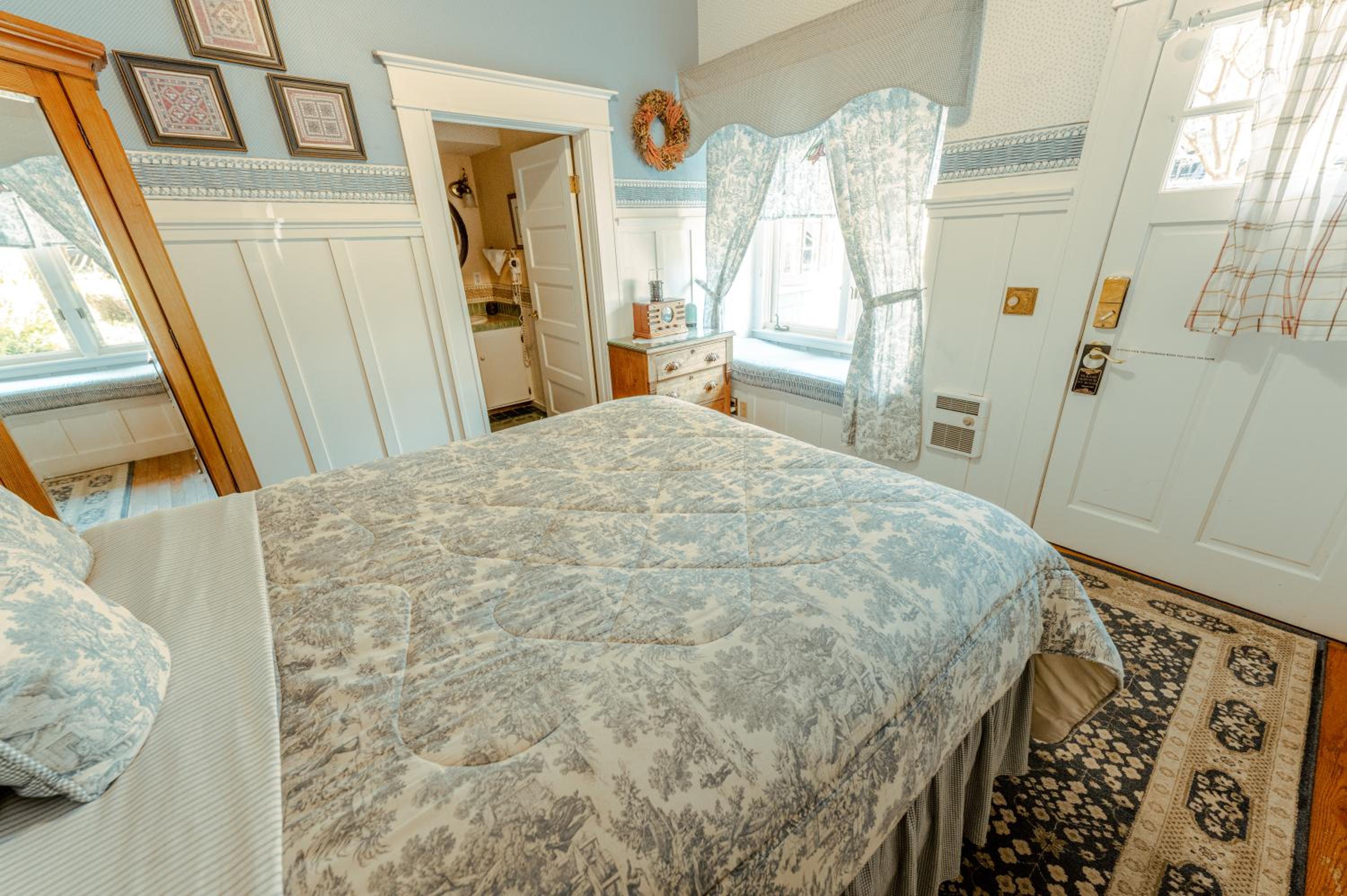 Standard Queen Room photo 1