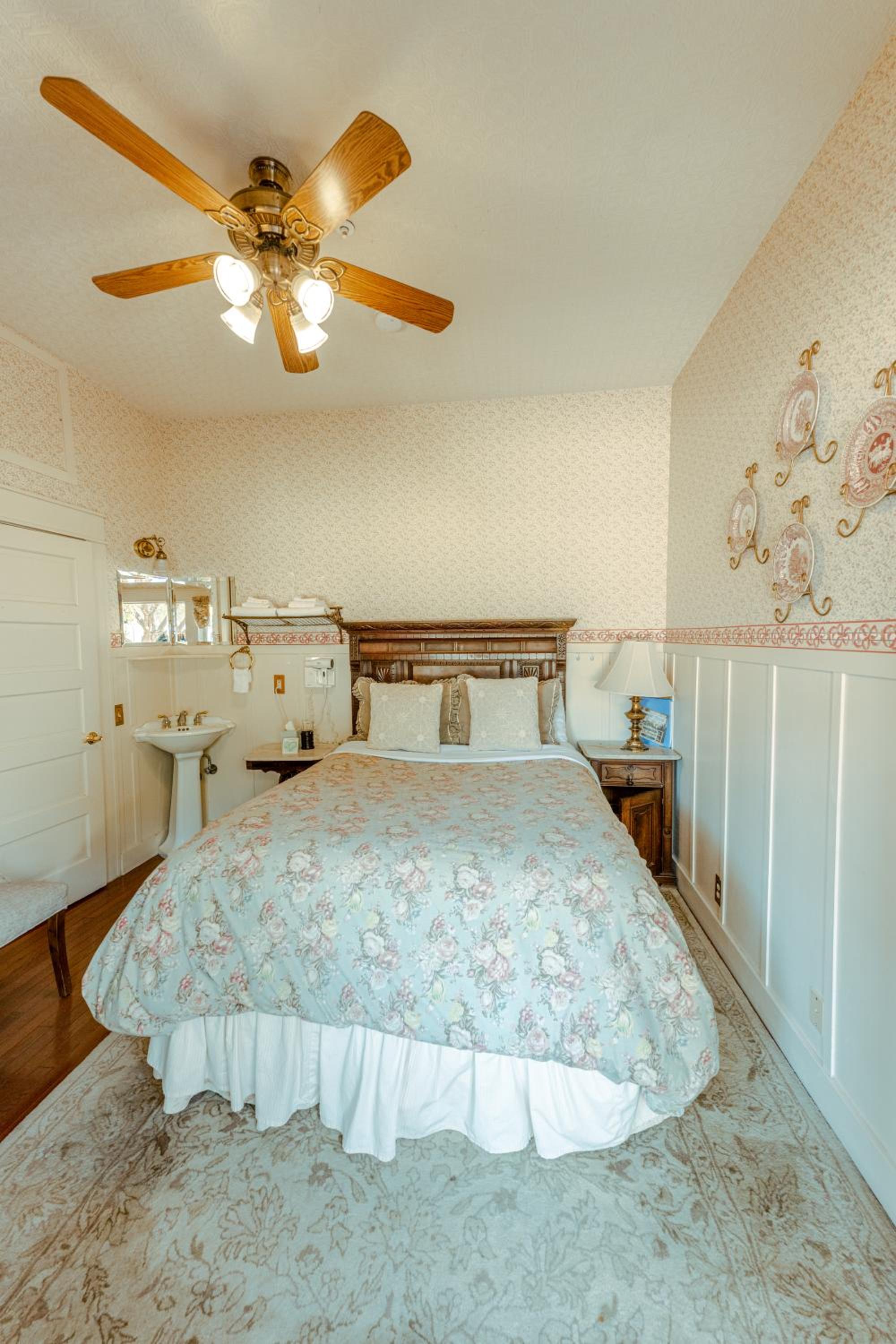 Queen Room with Garden View photo 2