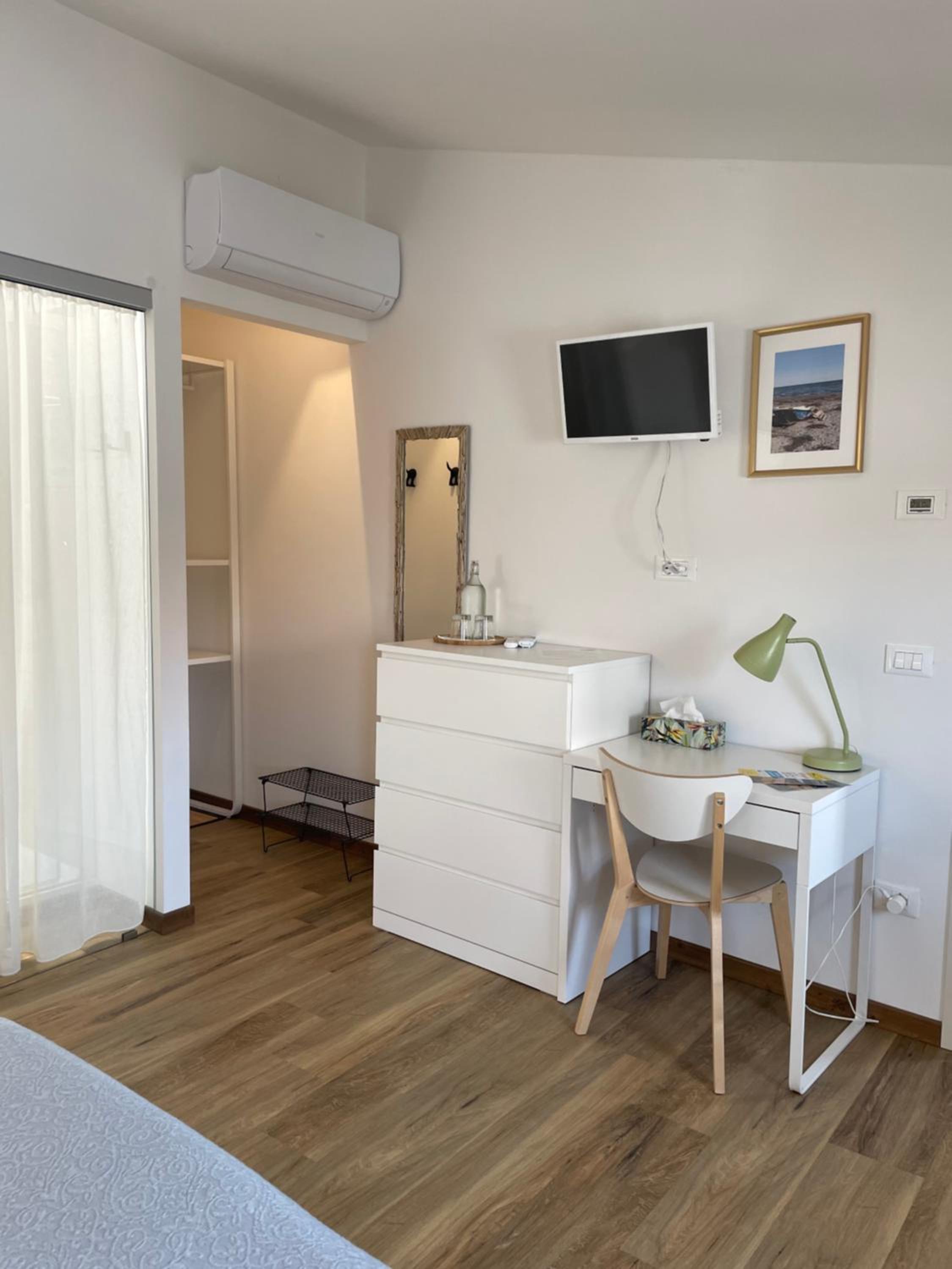 Budget Double Room - Photo 8
