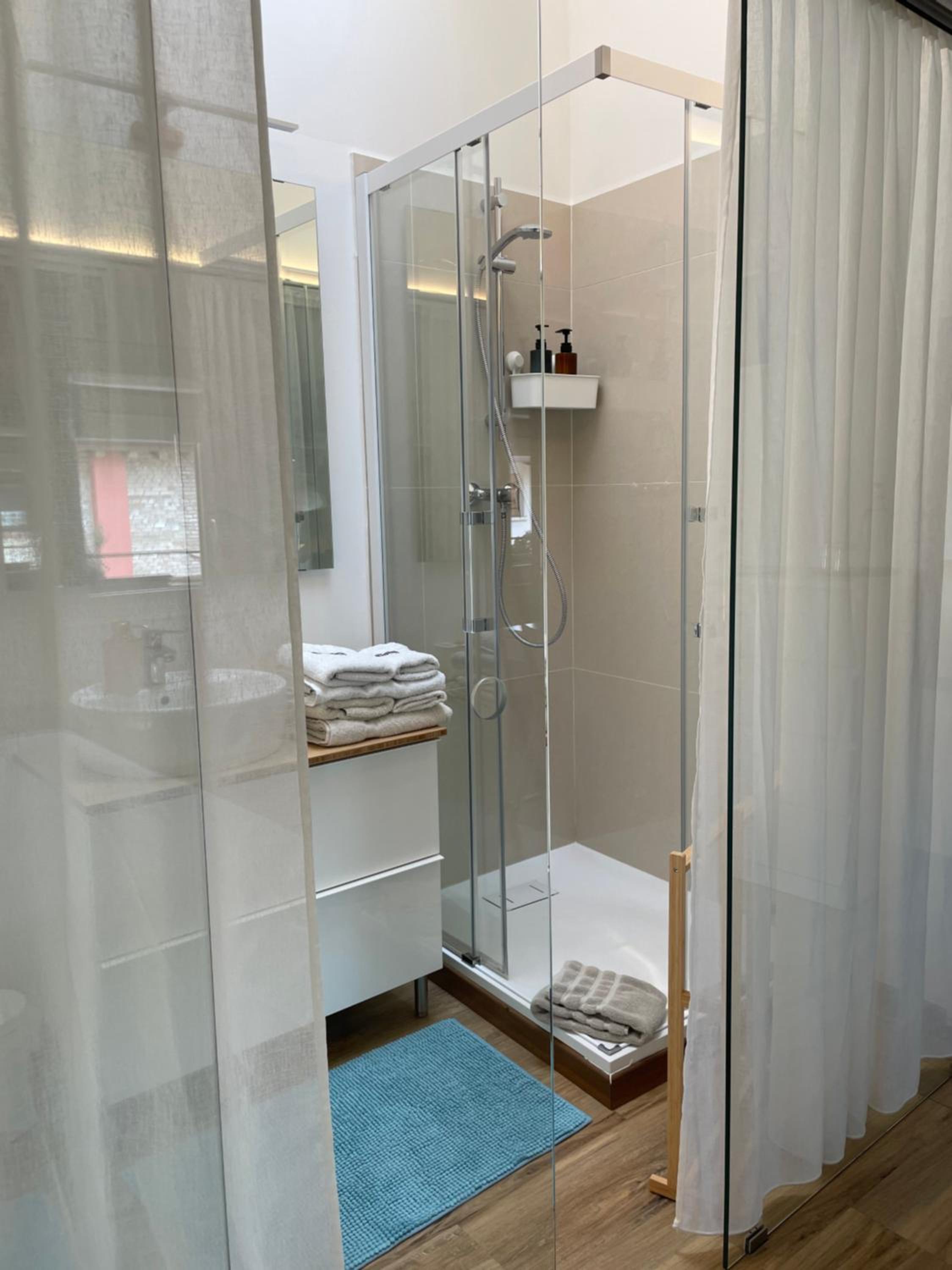 Budget Double Room - Photo 6