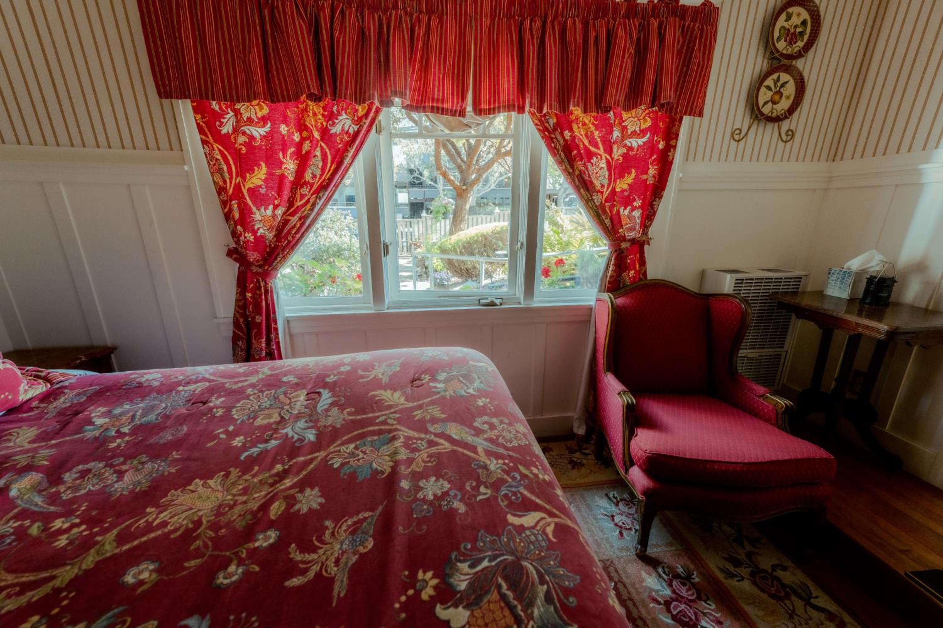Queen Room with Spa Bath photo 3