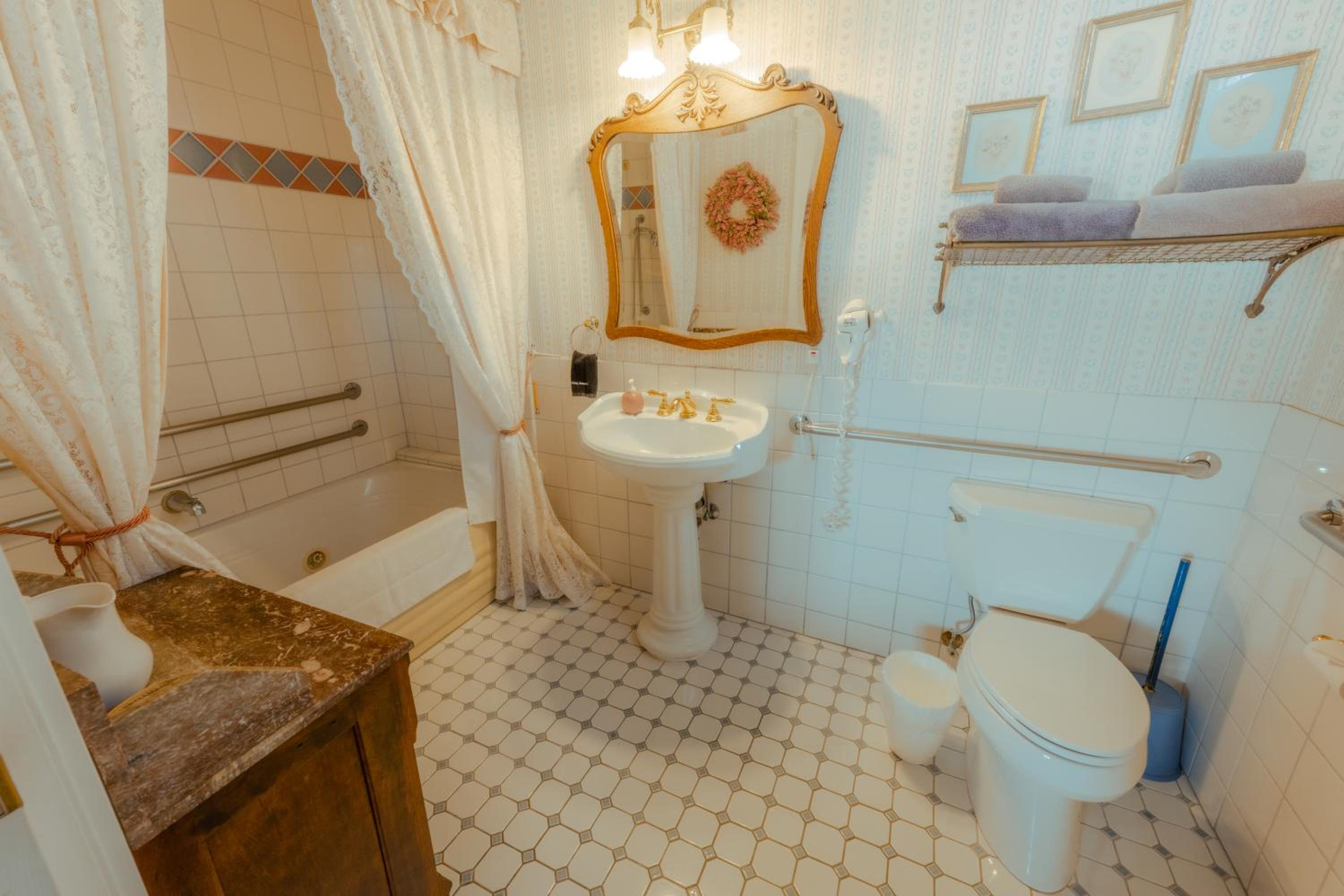 Queen Room with Spa Bath photo 2