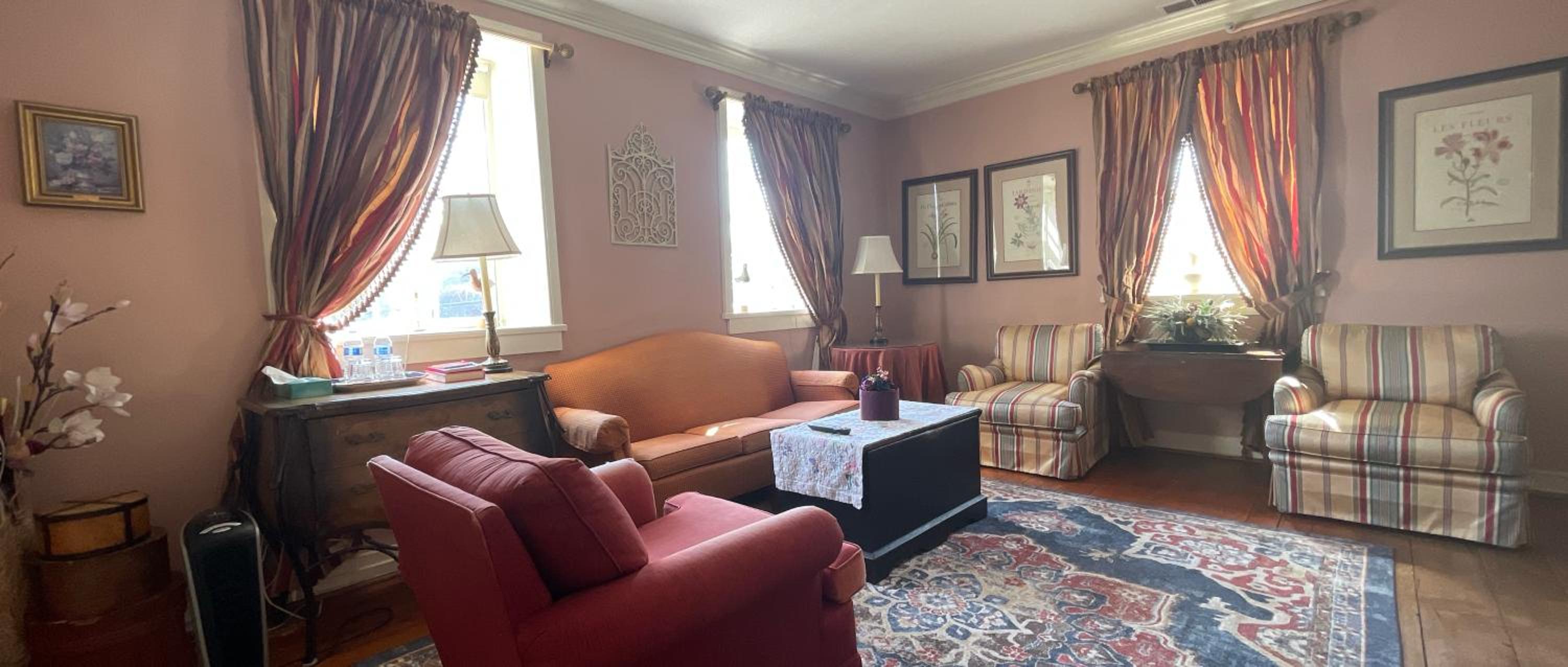 Deluxe Queen Suite photo 1