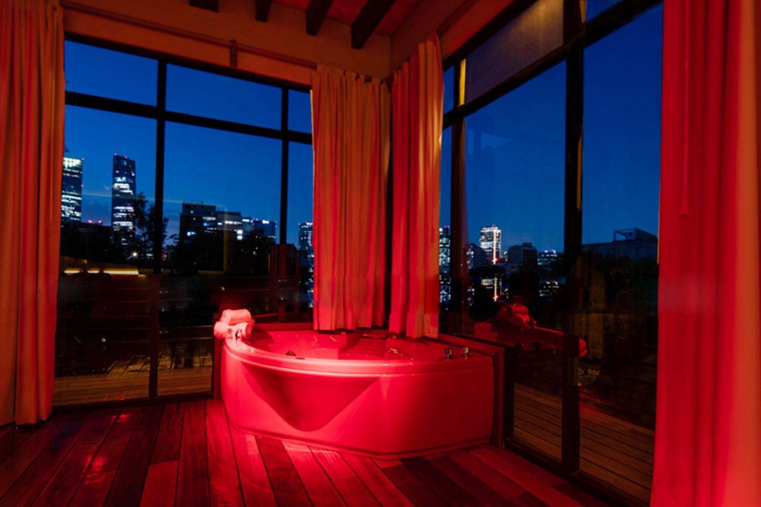 Suite with Hot Tub - Photo 7