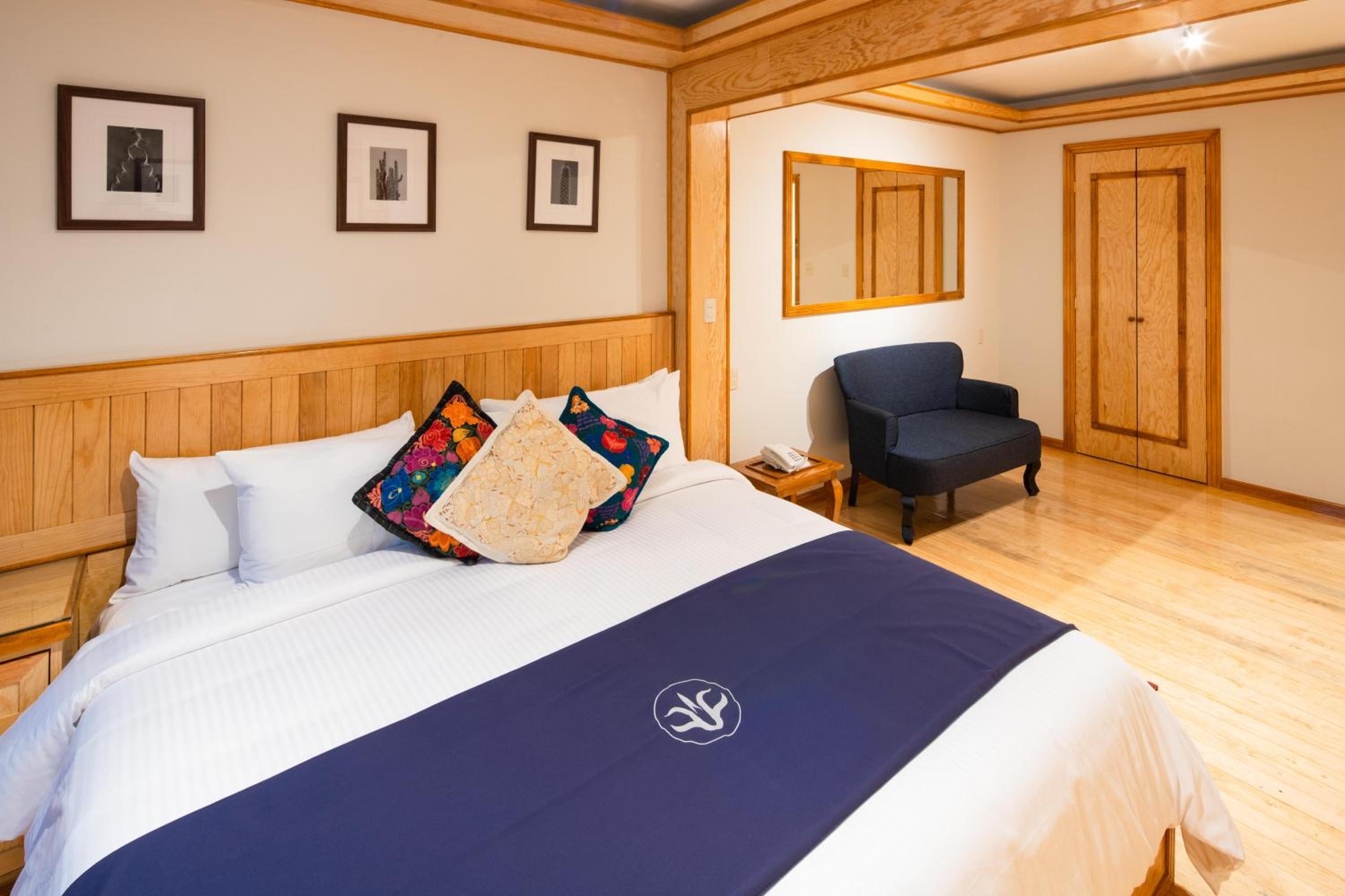 Deluxe Room - Photo 13