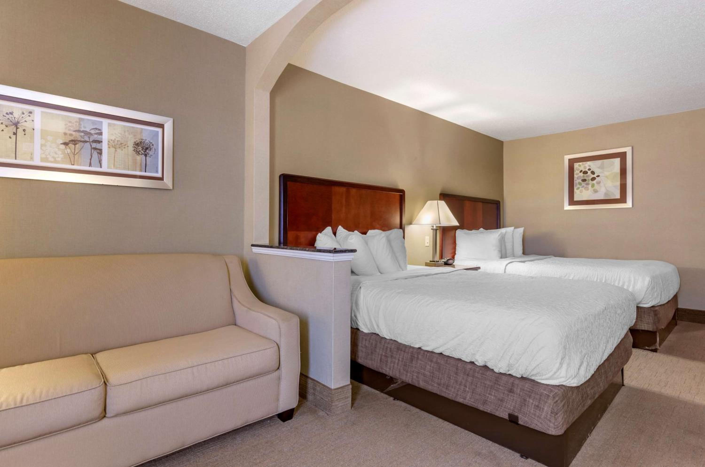 Queen Room with Two Queen Beds and Sofa Bed - Non-Smoking photo 3