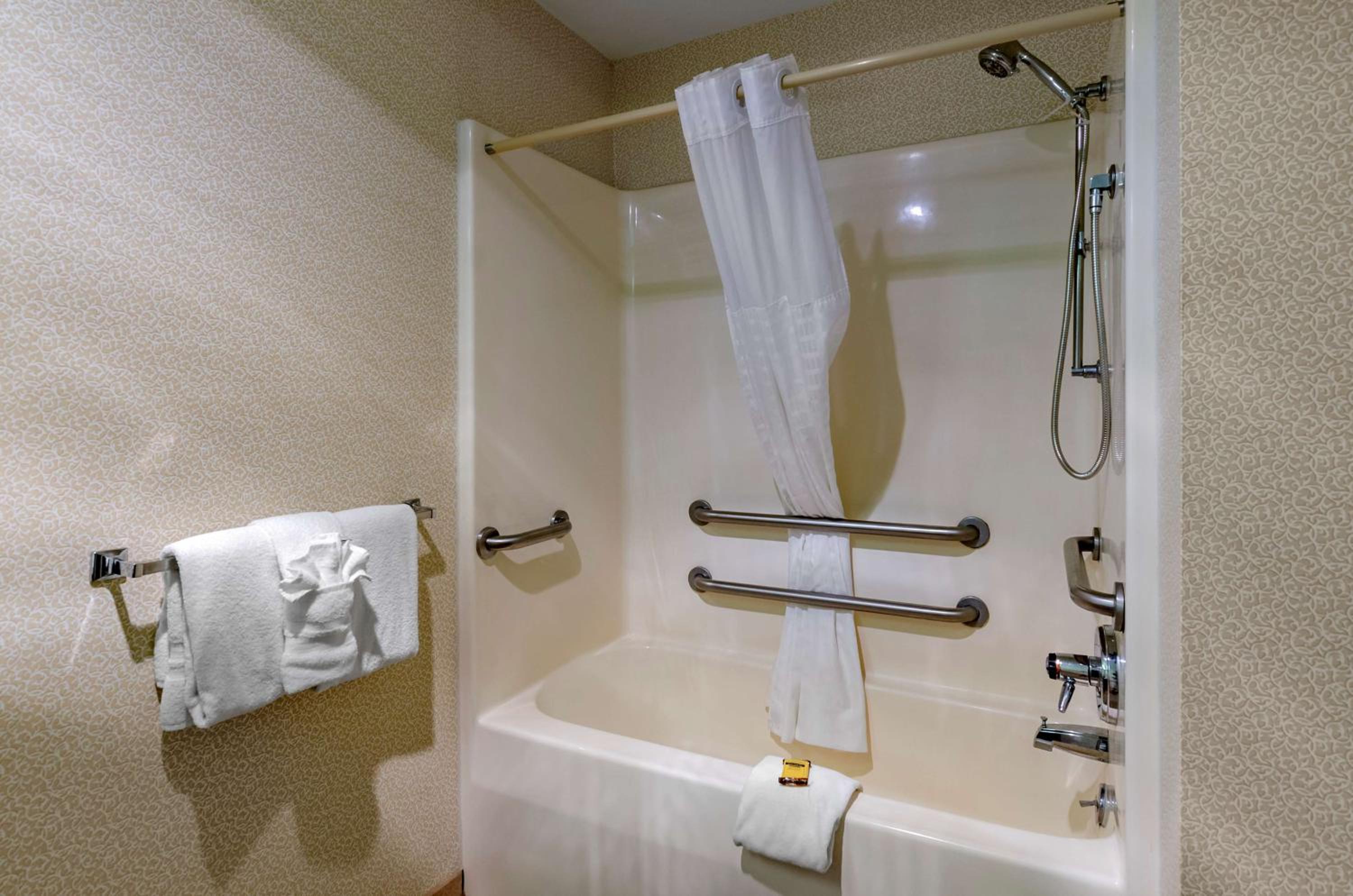 Queen Room with Two Queen Beds and Bath Tub - Disability Access/Non-Smoking  - Photo 2