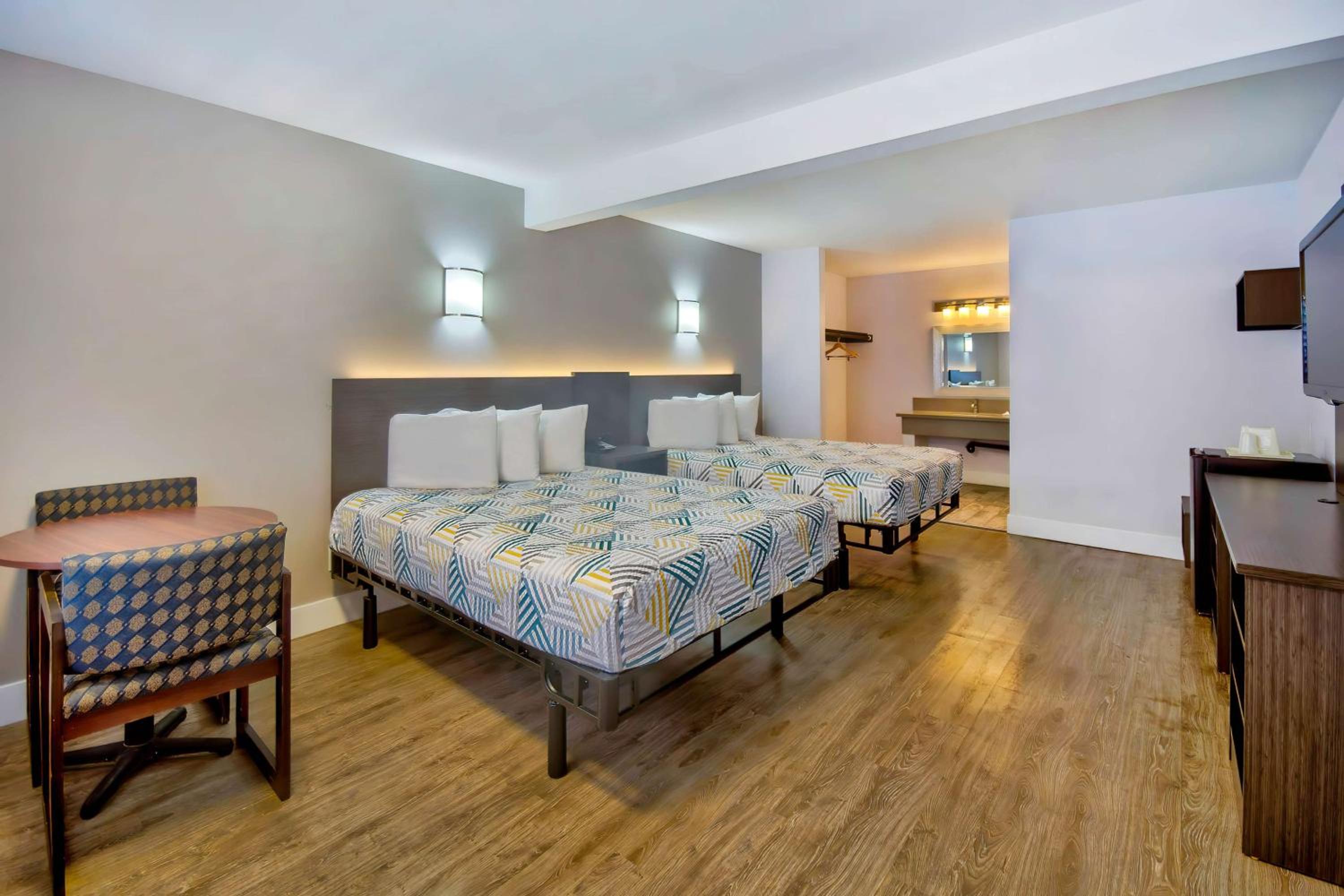 Deluxe Queen Room with Two Queen Beds - Non-Smoking - Photo 1