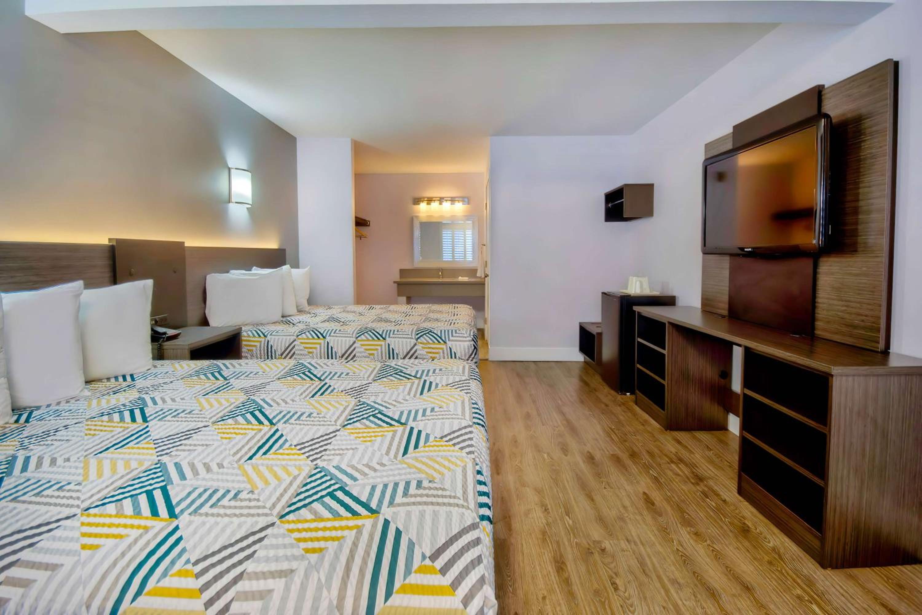 Deluxe Queen Room with Two Queen Beds - Non-Smoking - Photo 4