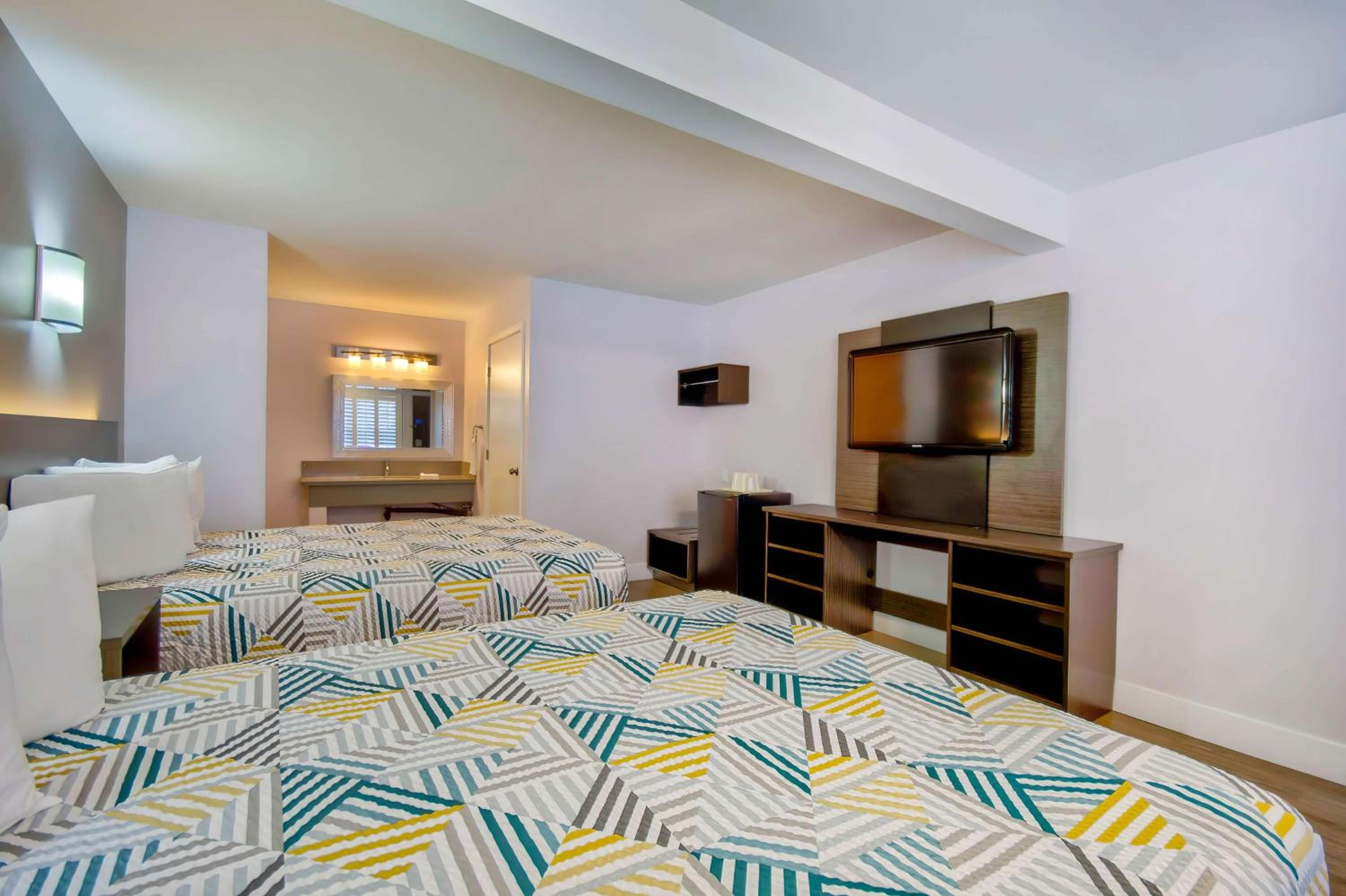 Deluxe Queen Room with Two Queen Beds - Non-Smoking - Photo 3